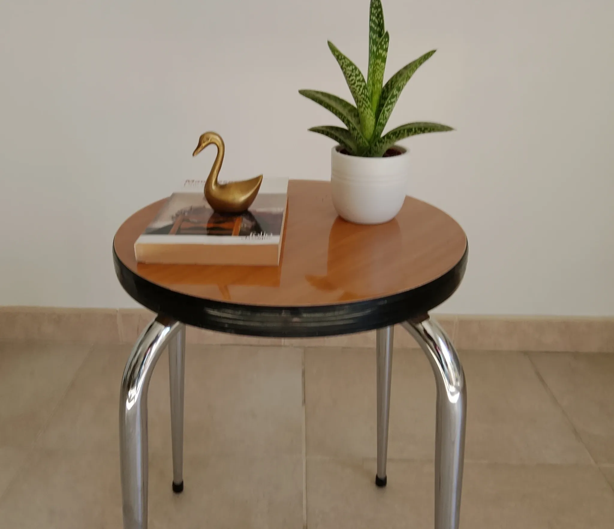 Vintage round stool in Formica from the 1970s.