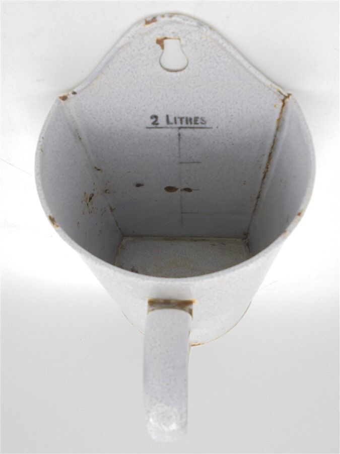 Enamelled tin fountain