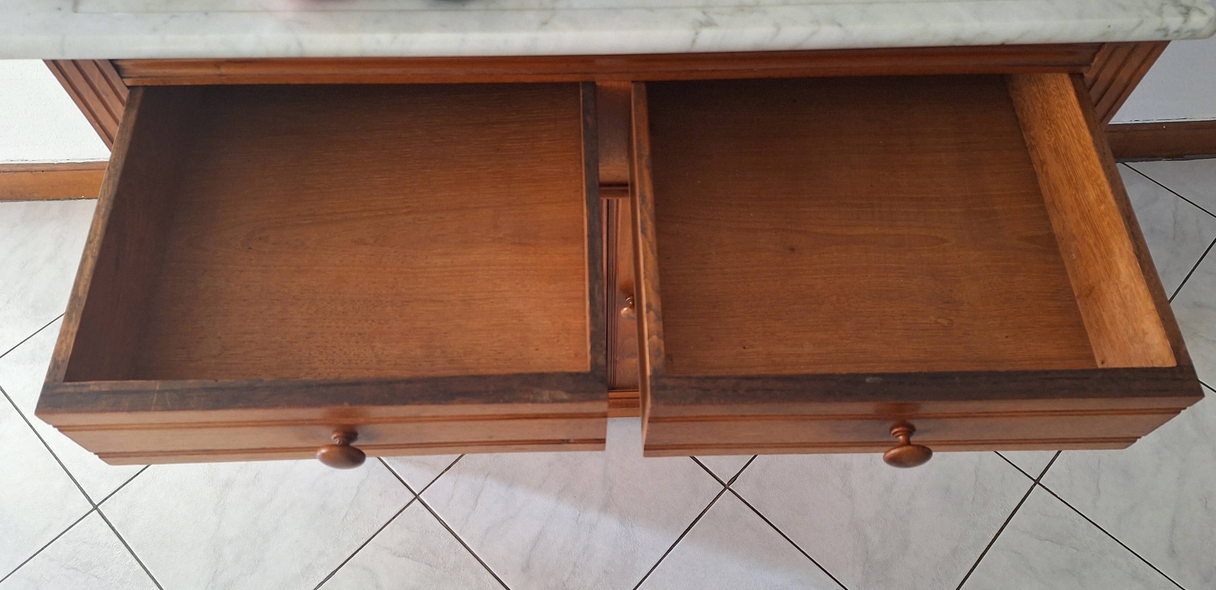 Ancien meuble de salle de bain avec marbre