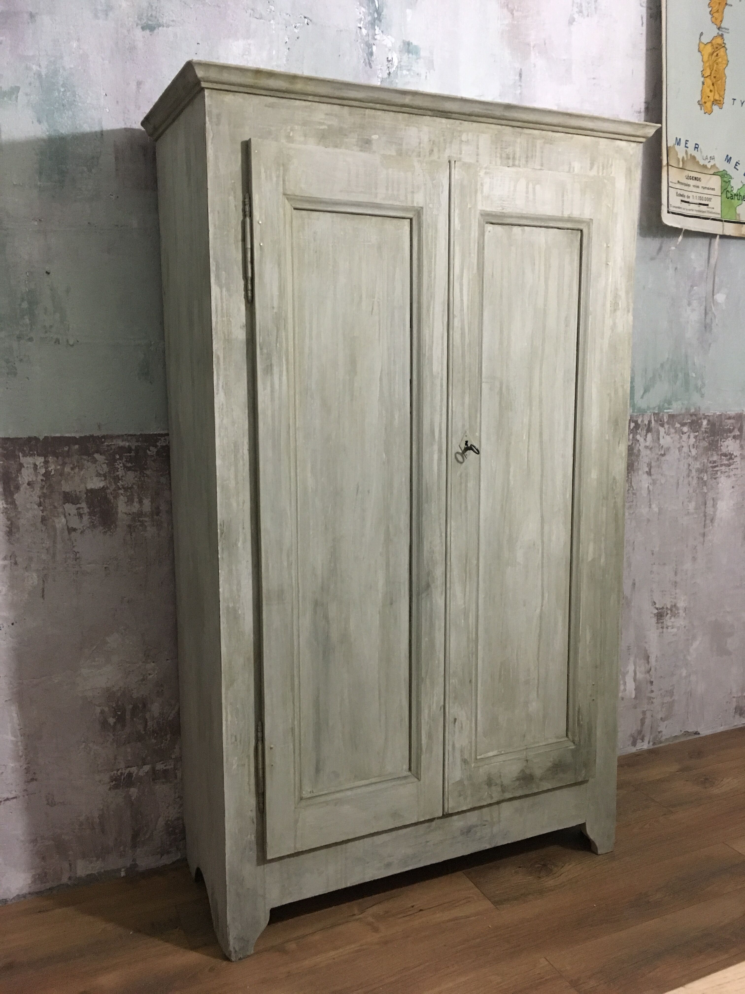Armoire patine vieillie grège