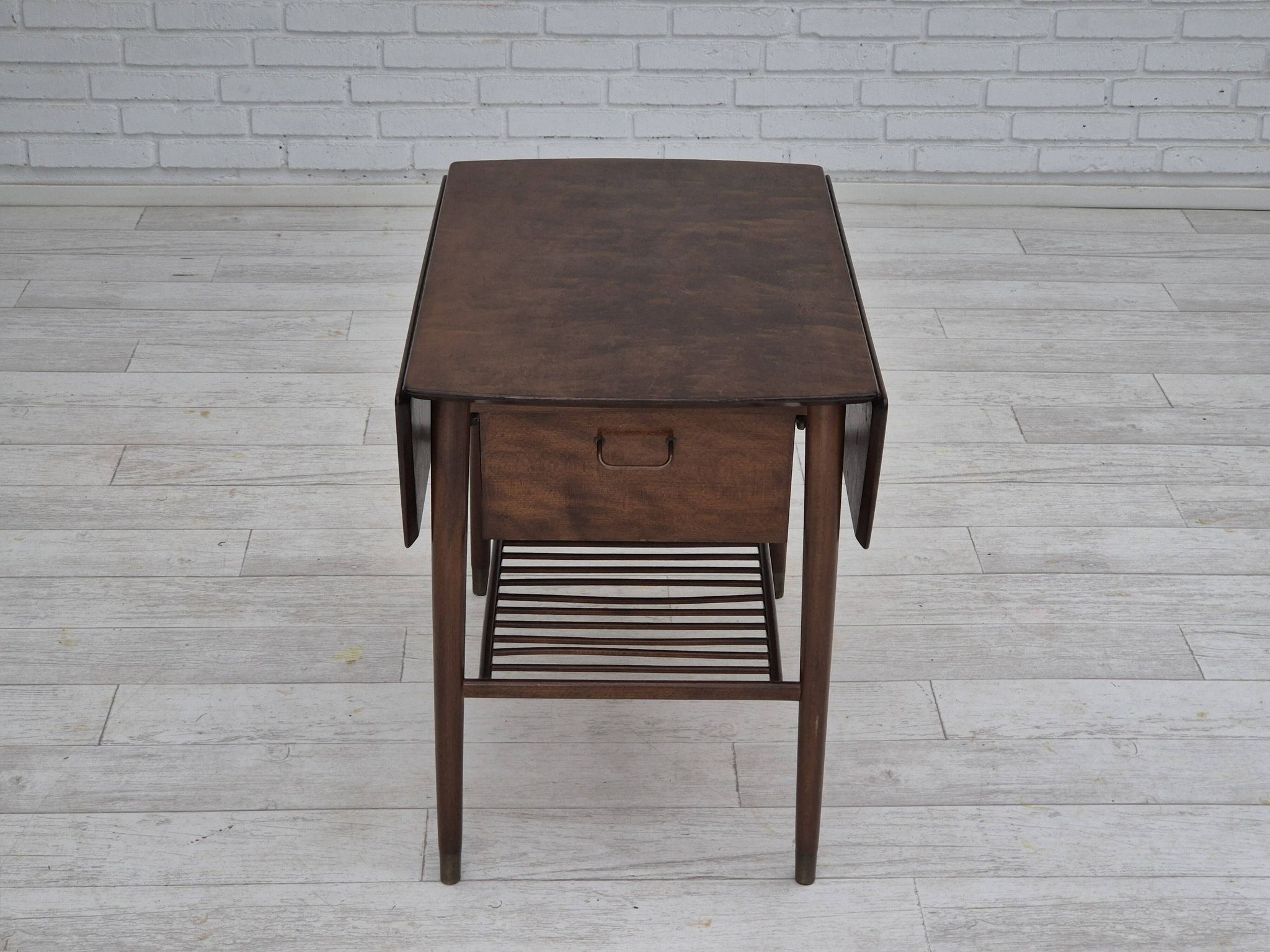 Table basse pliante danoise des années 1950 avec tiroir et étagère, état d'origine.
