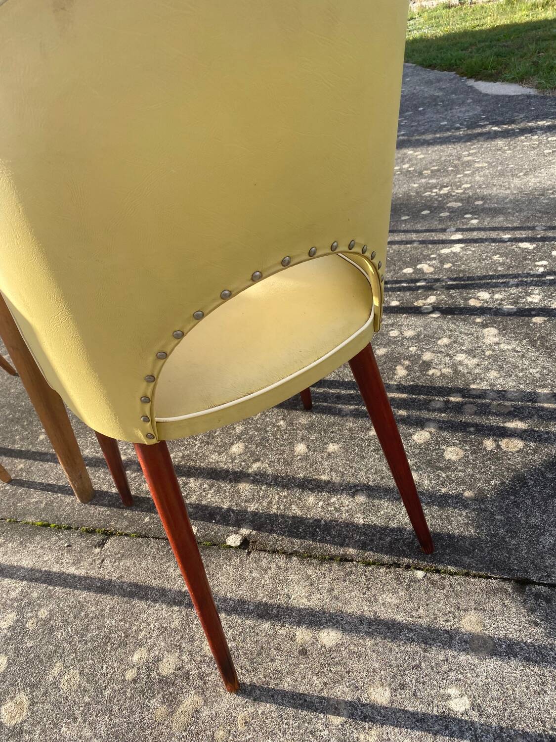 Table and its 3 vintage chairs