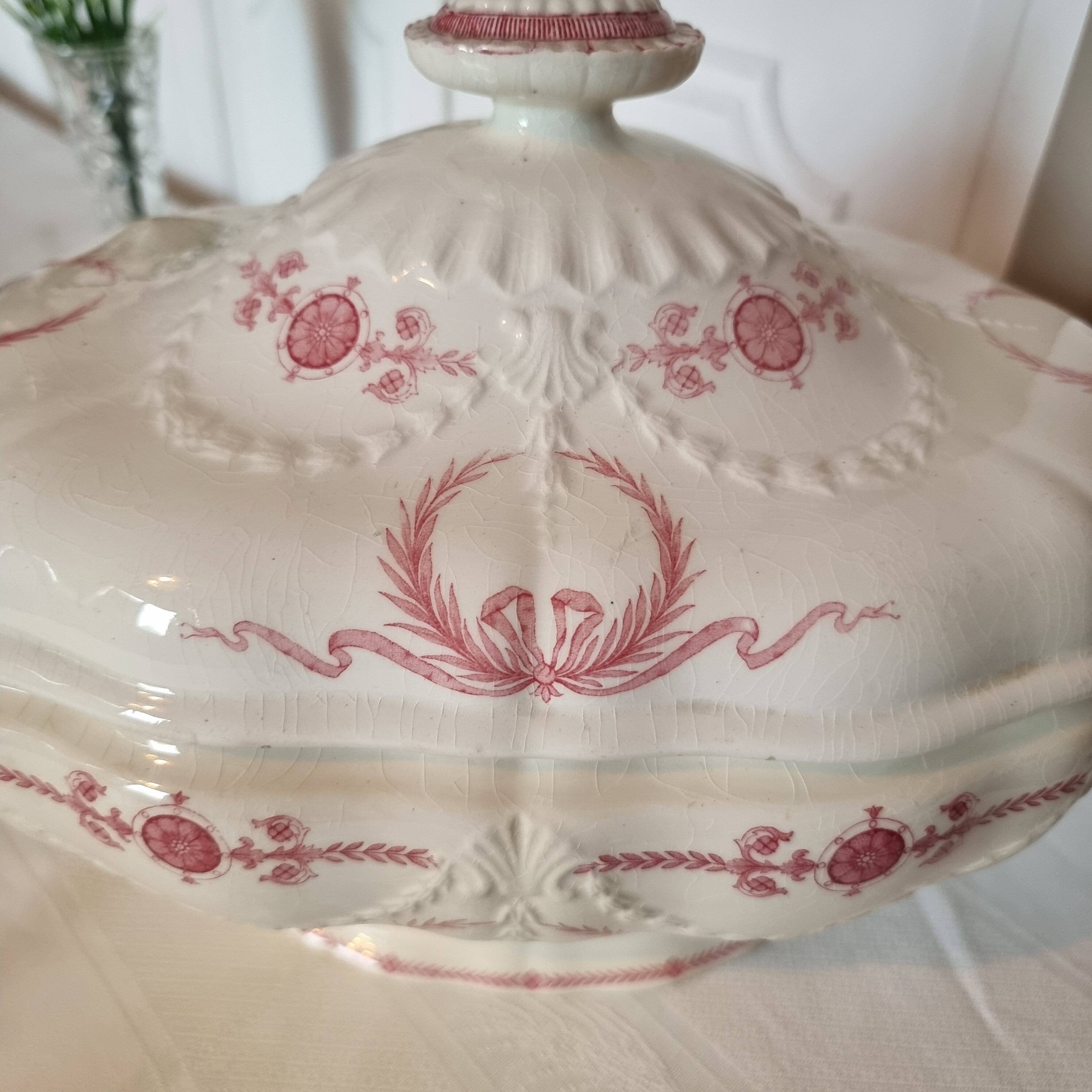 Superb and large English porcelain soup tureen by Minton (19th century)