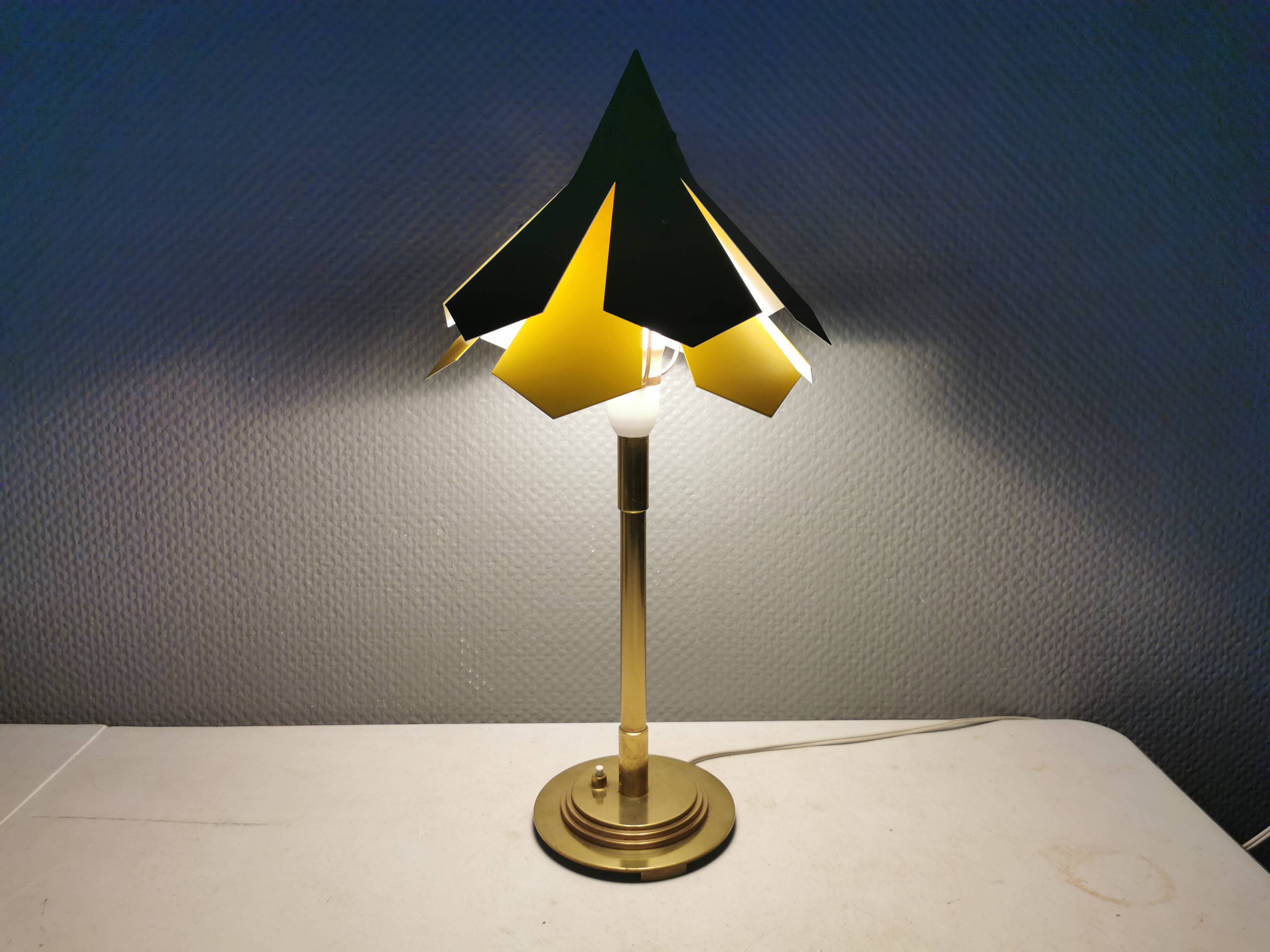 Lampe de table en laiton et métal, fabriquée à partir de pièces de design recyclées.
