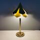 Lampe de table en laiton et métal, fabriquée à partir de pièces de design recyclées.