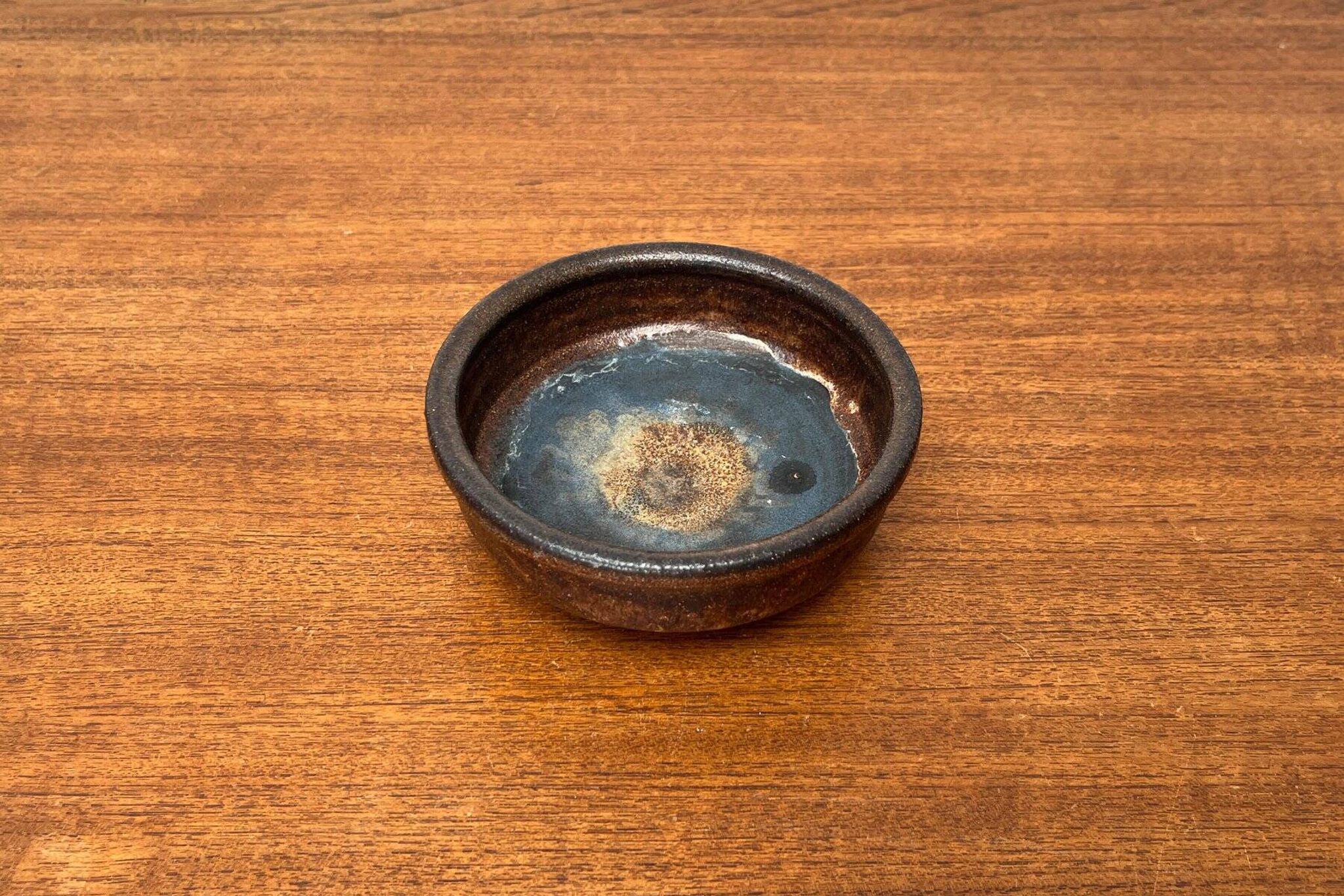 Mid-century German studio pottery bowl by Volker Ellwanger, 1960s.