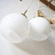 Duo de suspensions en opaline blanche et laiton