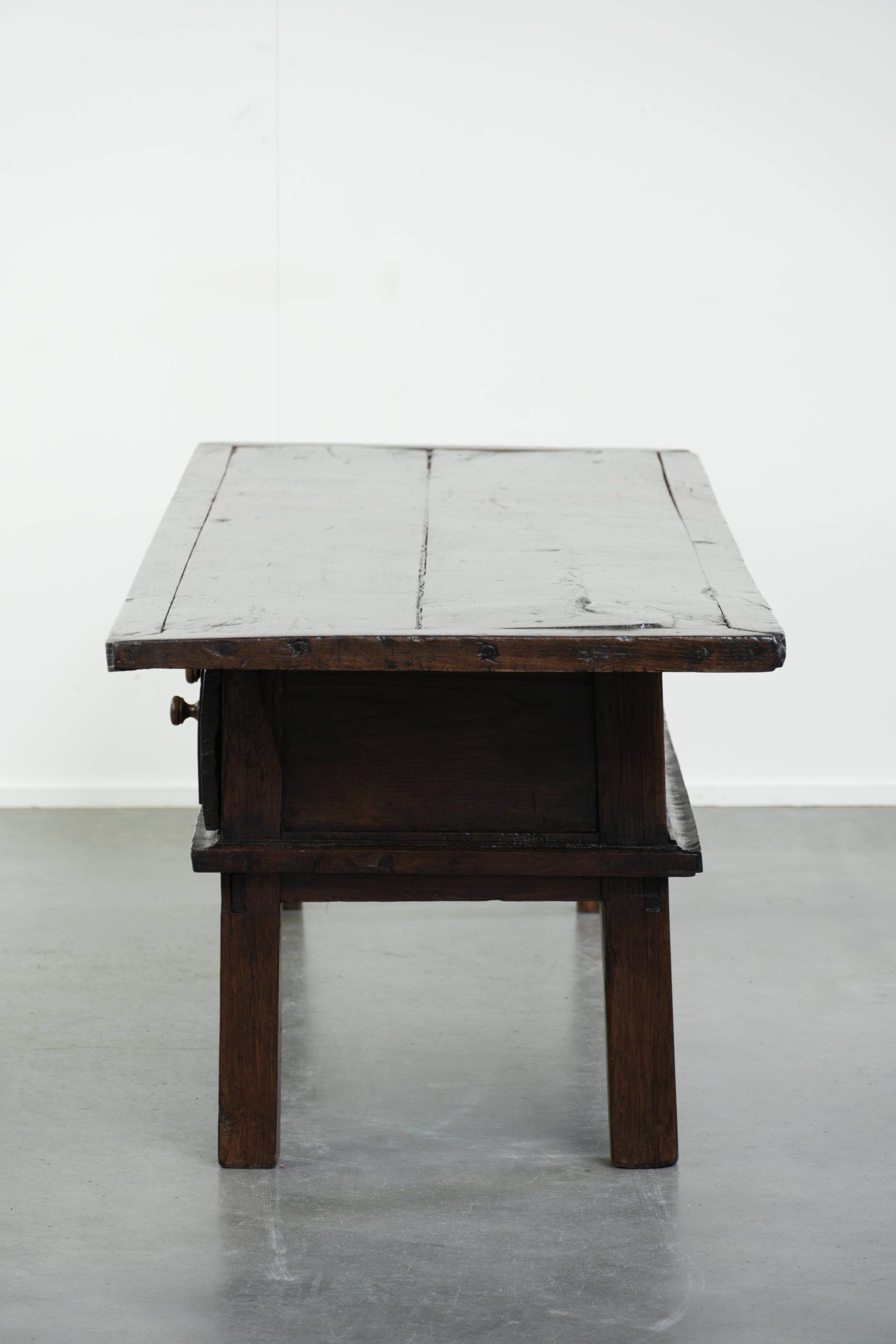 Table basse en bois de châtaignier du XVIIIe siècle d'Europe du Sud