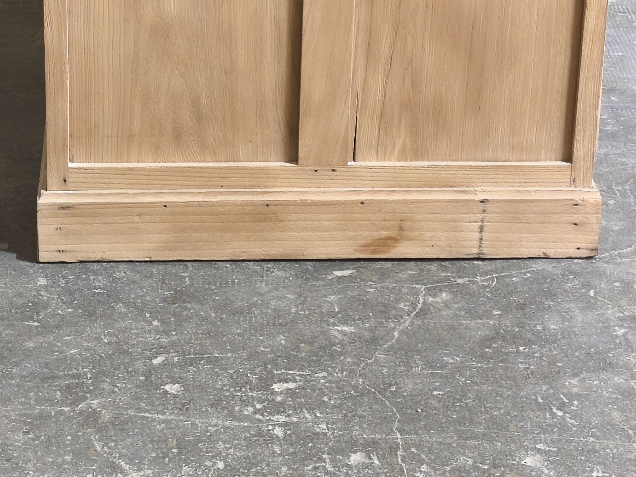 Desk in solid elm with natural airbrushing