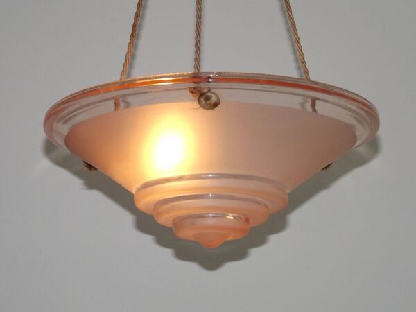 Lampe vintage en verre rose français avec 3 cintres à cordon et rose celing 5001