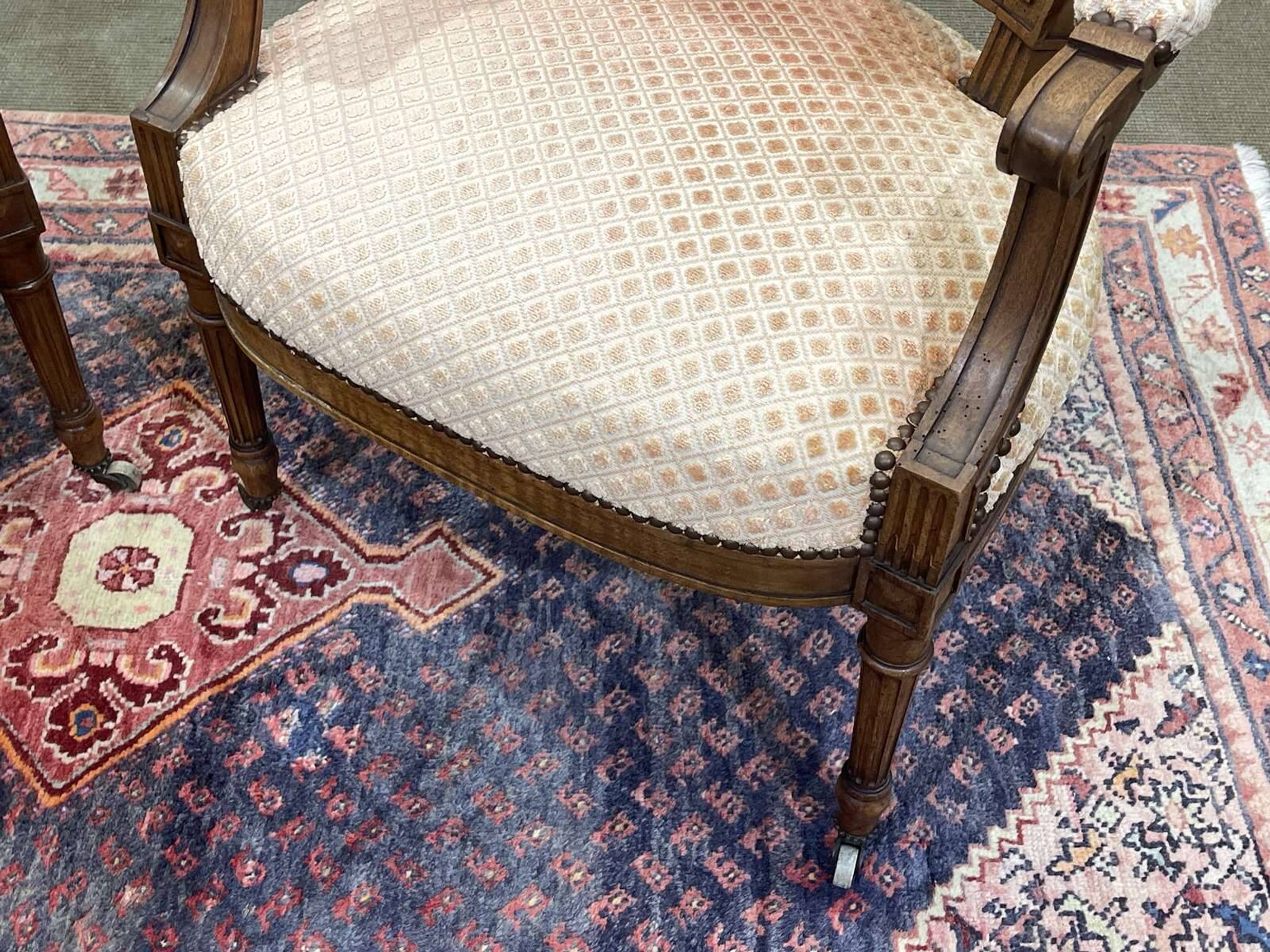 Paire de fauteuils Louis XVI début XXème en noyer