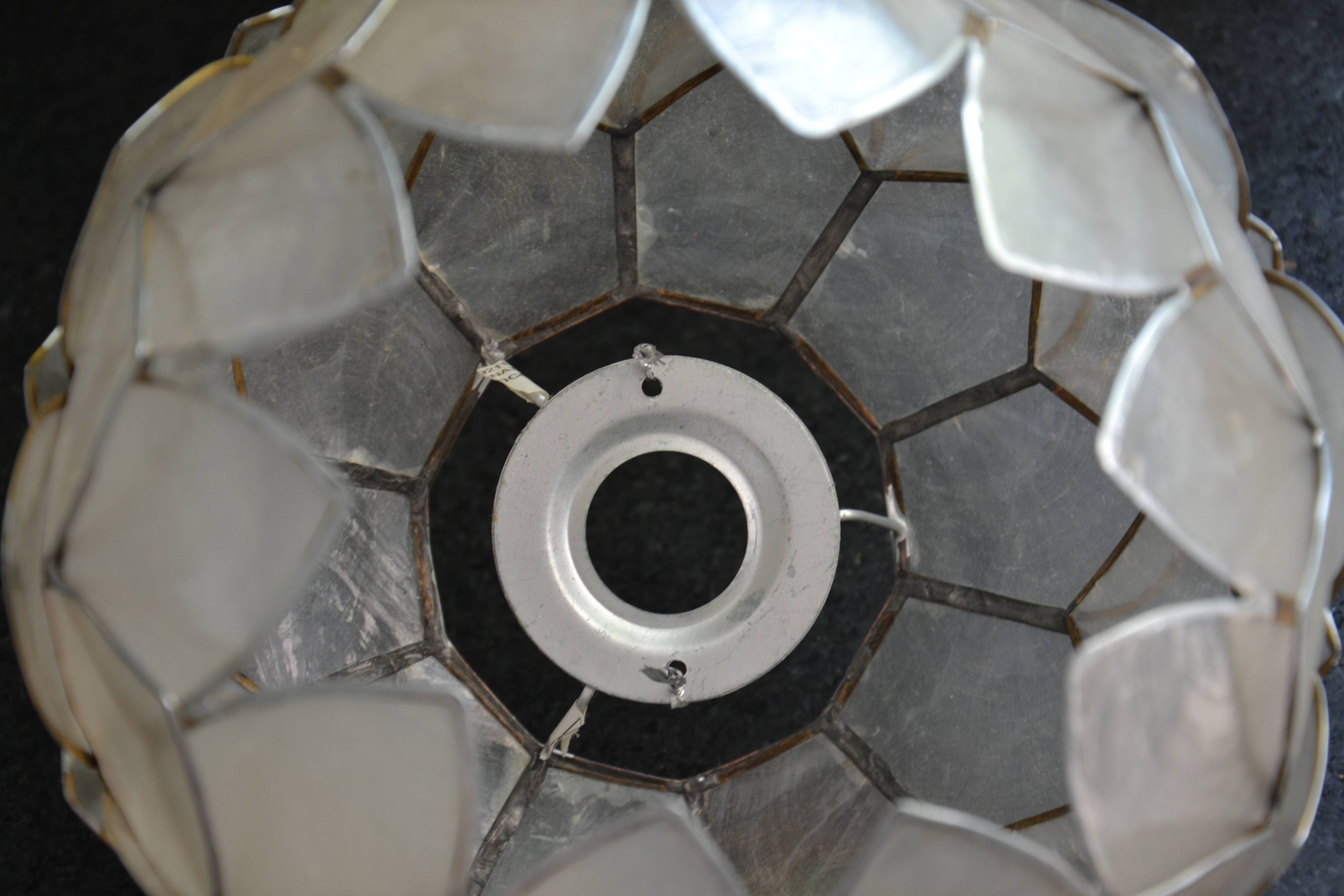 Flower-shaped mother-of-pearl lampshade