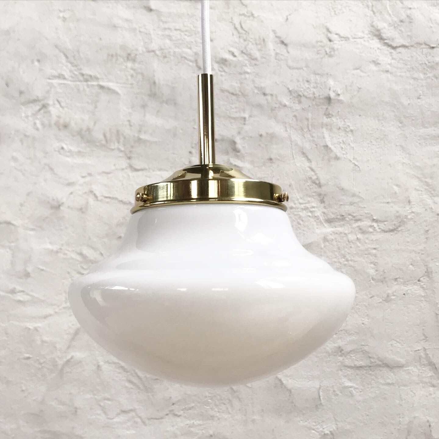 Opaline suspension
