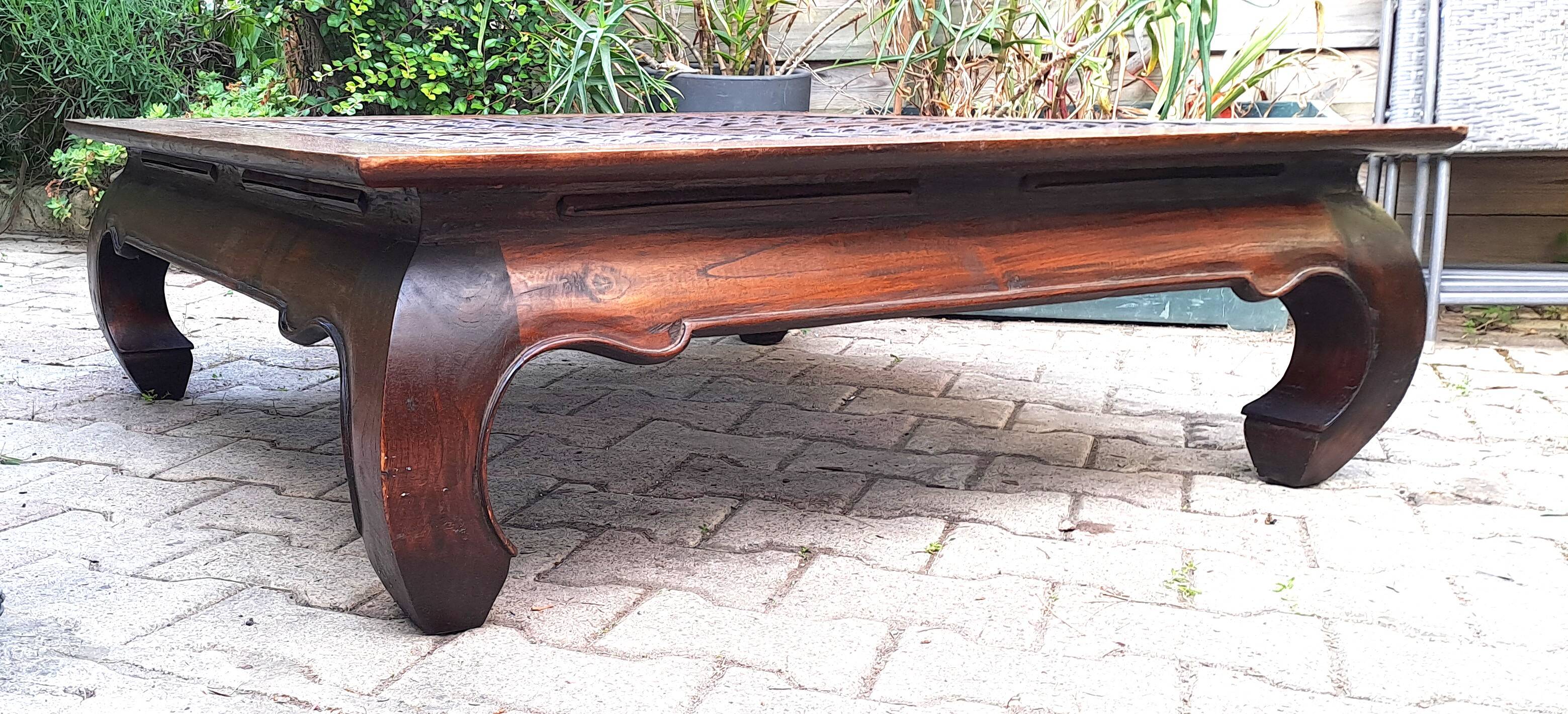 Table basse carrée en bois sculpté massif exotique Pier import, 1980
