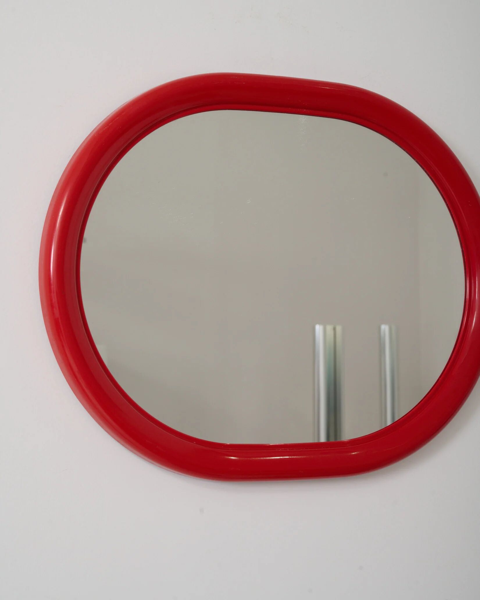 Miroir ovale rouge, 1970-1980