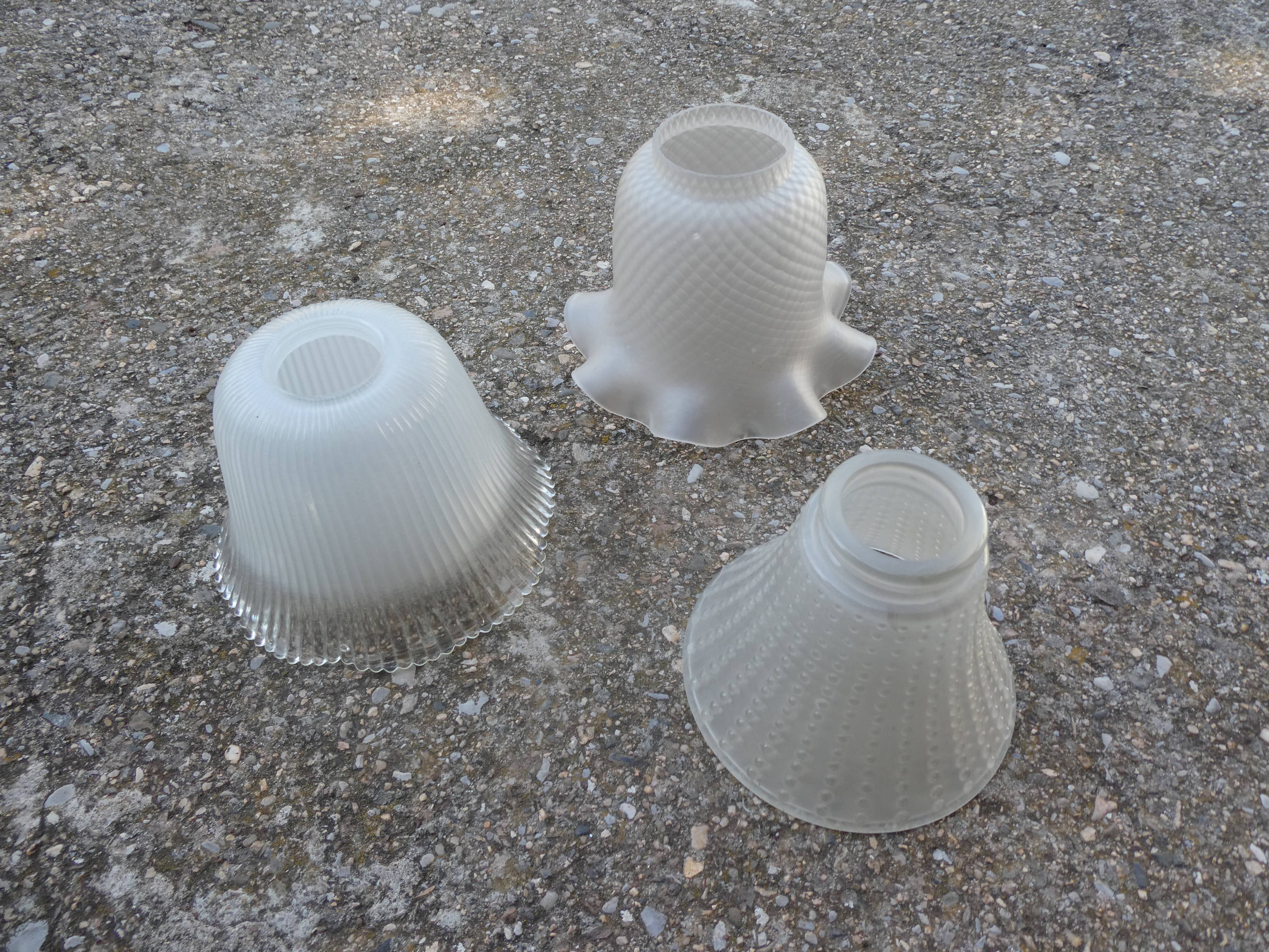 Lot de 3 suspensions globe en verre moulé vintage