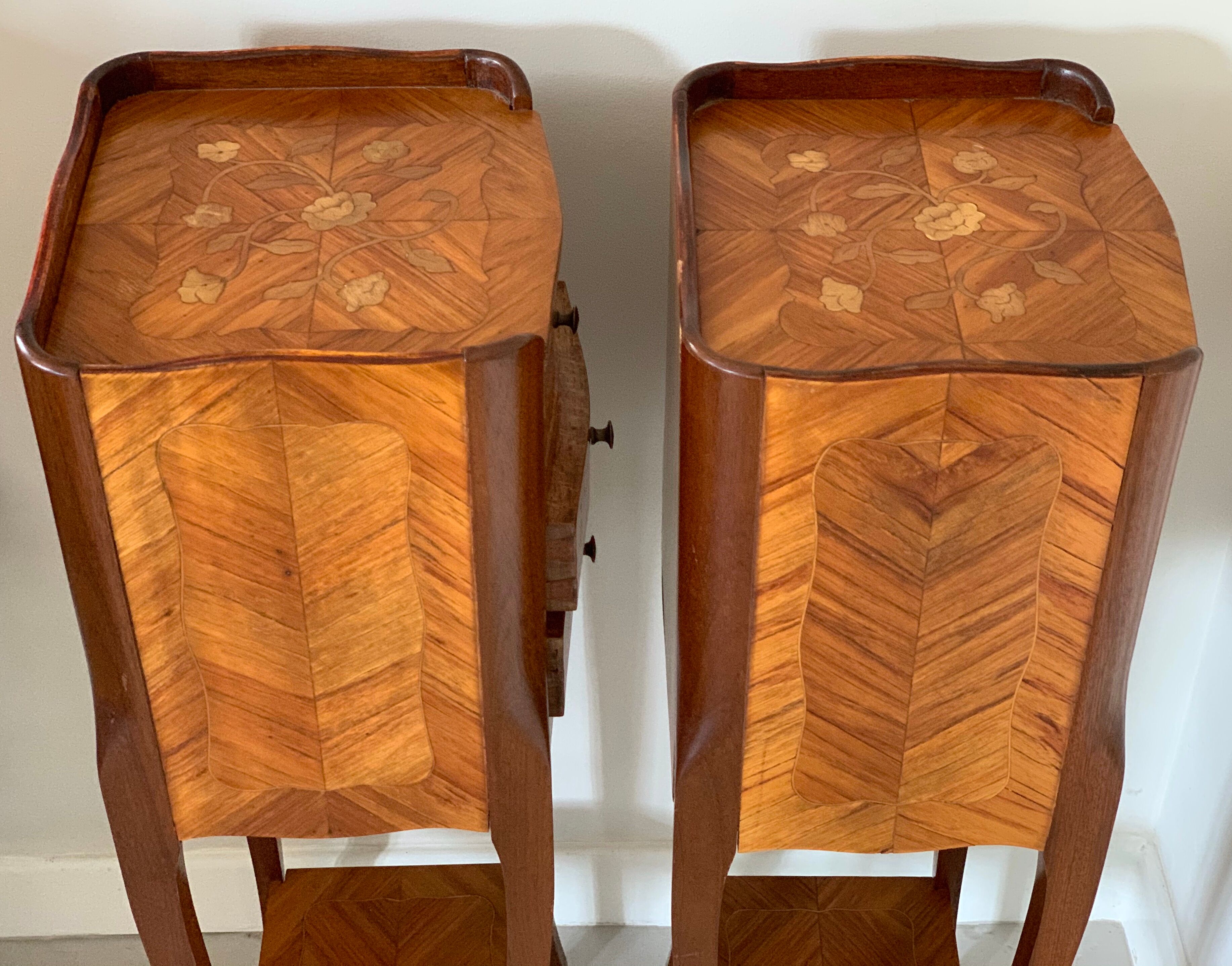Pair of small tales of bedside wood marquetairie