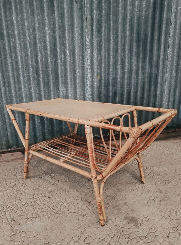 Table basse en rotin avec porte revue