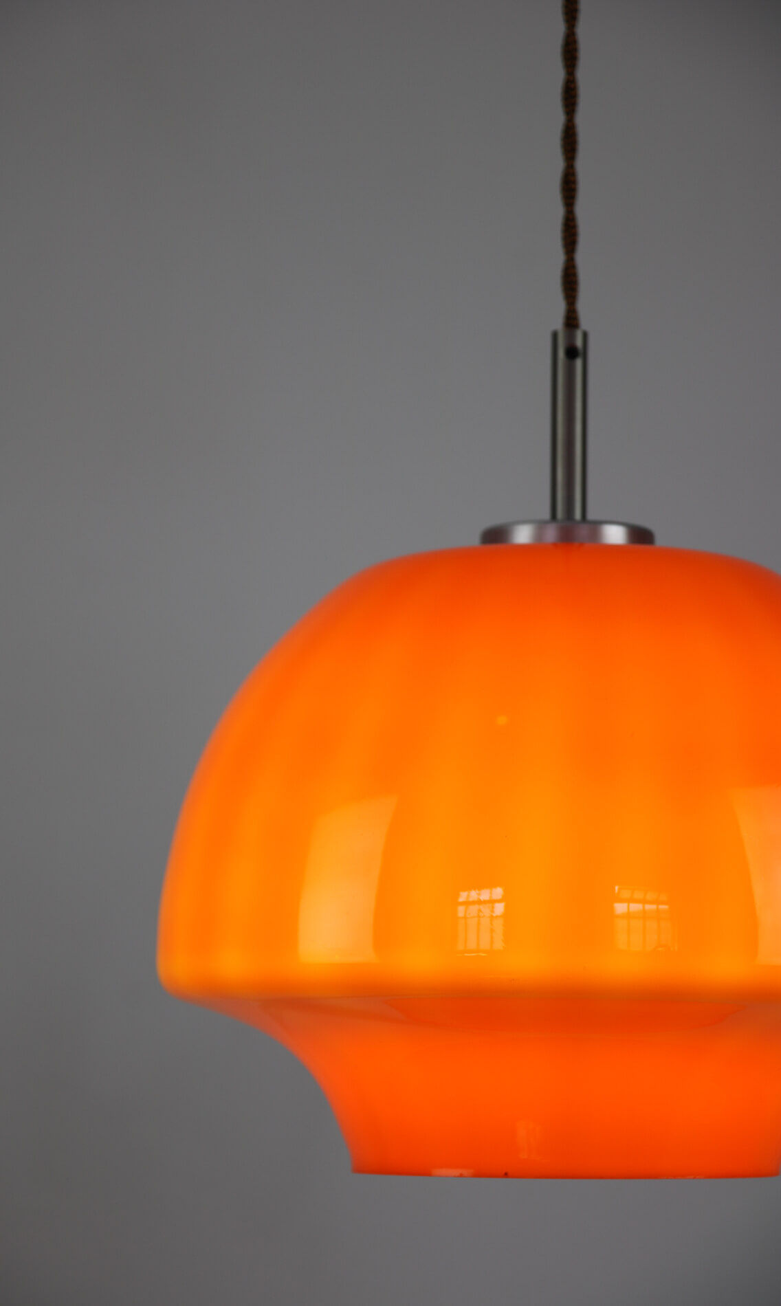 Suspension en verre orange du milieu du siècle