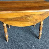 Table ronde à volets Louis Philippe, en noyer avec deux allonges.