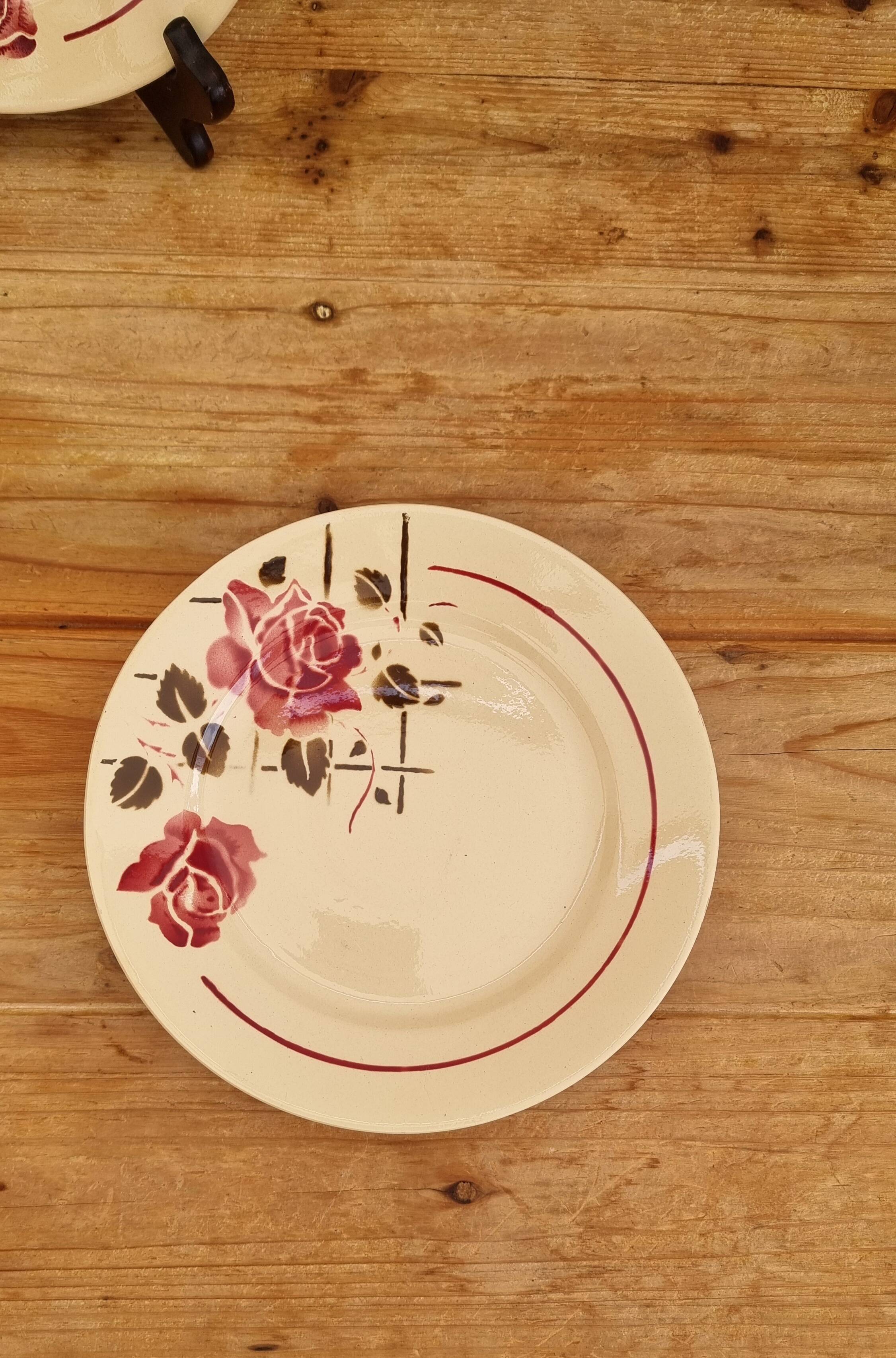 Set of 5 vintage Badonviller Simone flat plates.