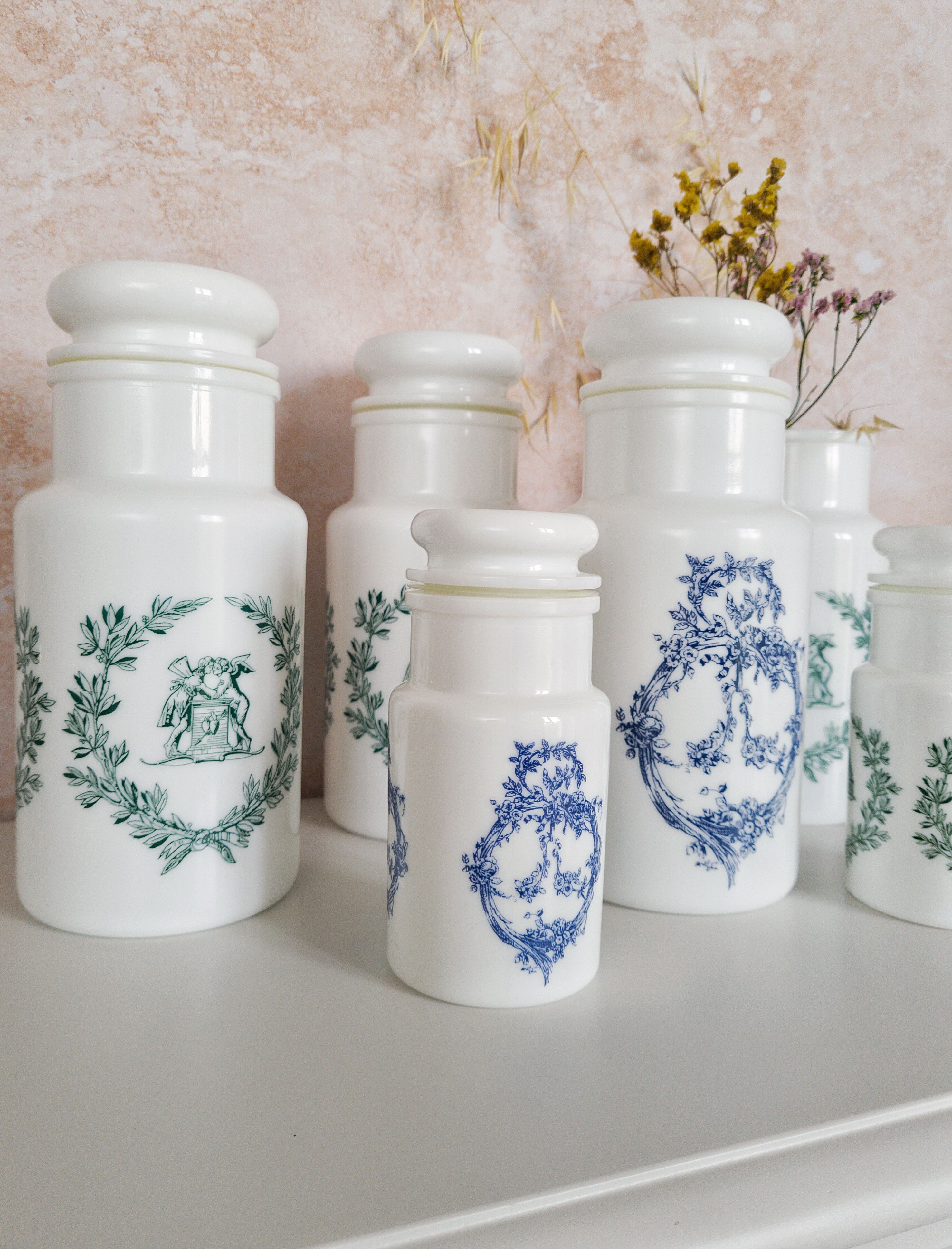 Set of 6 apothecary pots in white opaline 70s