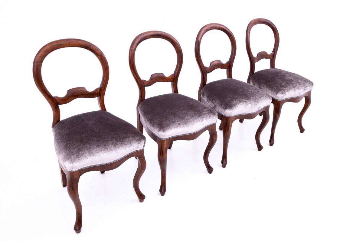 Table et 4 chaises en bois et tissu, Europe du Nord vers 1870