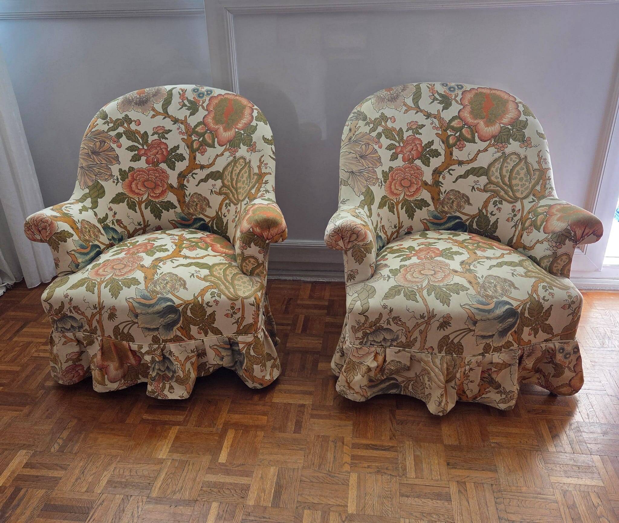 Sale of 2 crapaud armchairs.