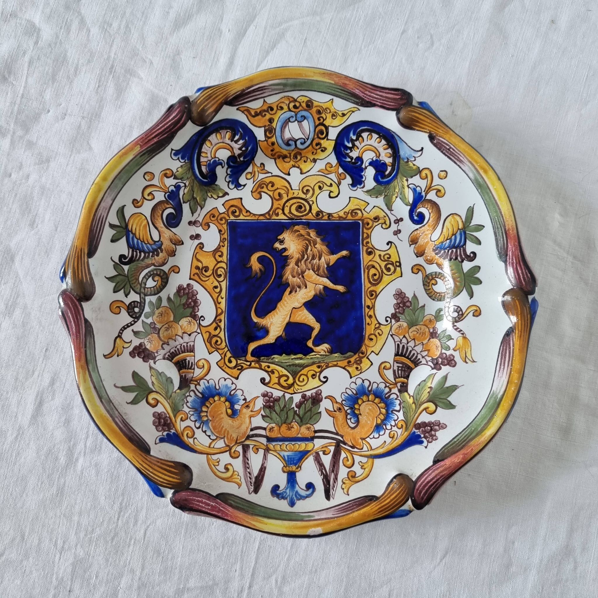 Magnifique assiette ancienne en faïence française à boucliers signée Keller