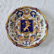 Magnifique assiette ancienne en faïence française à boucliers signée Keller