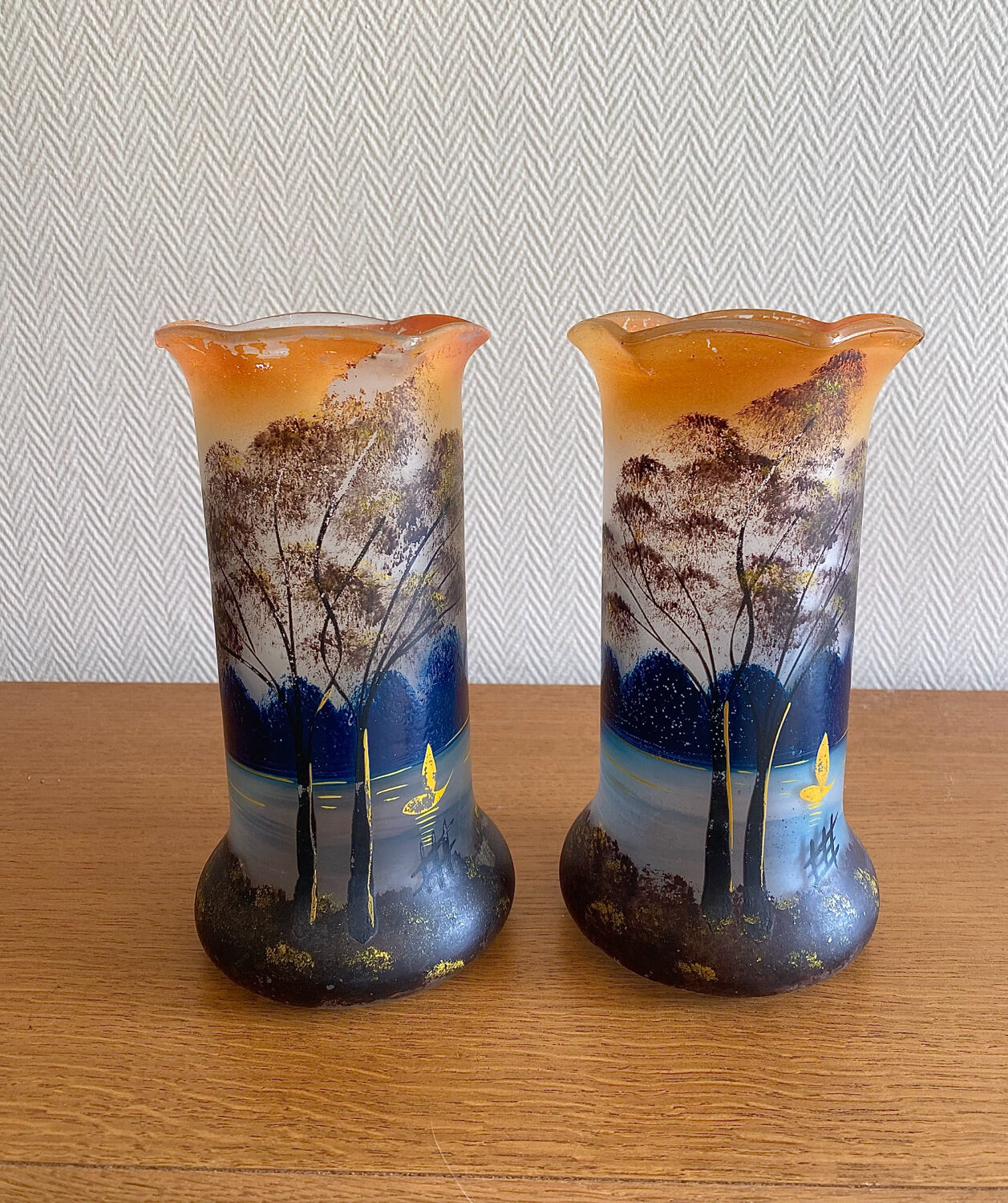 Paire de vases art nouveau en verre peint