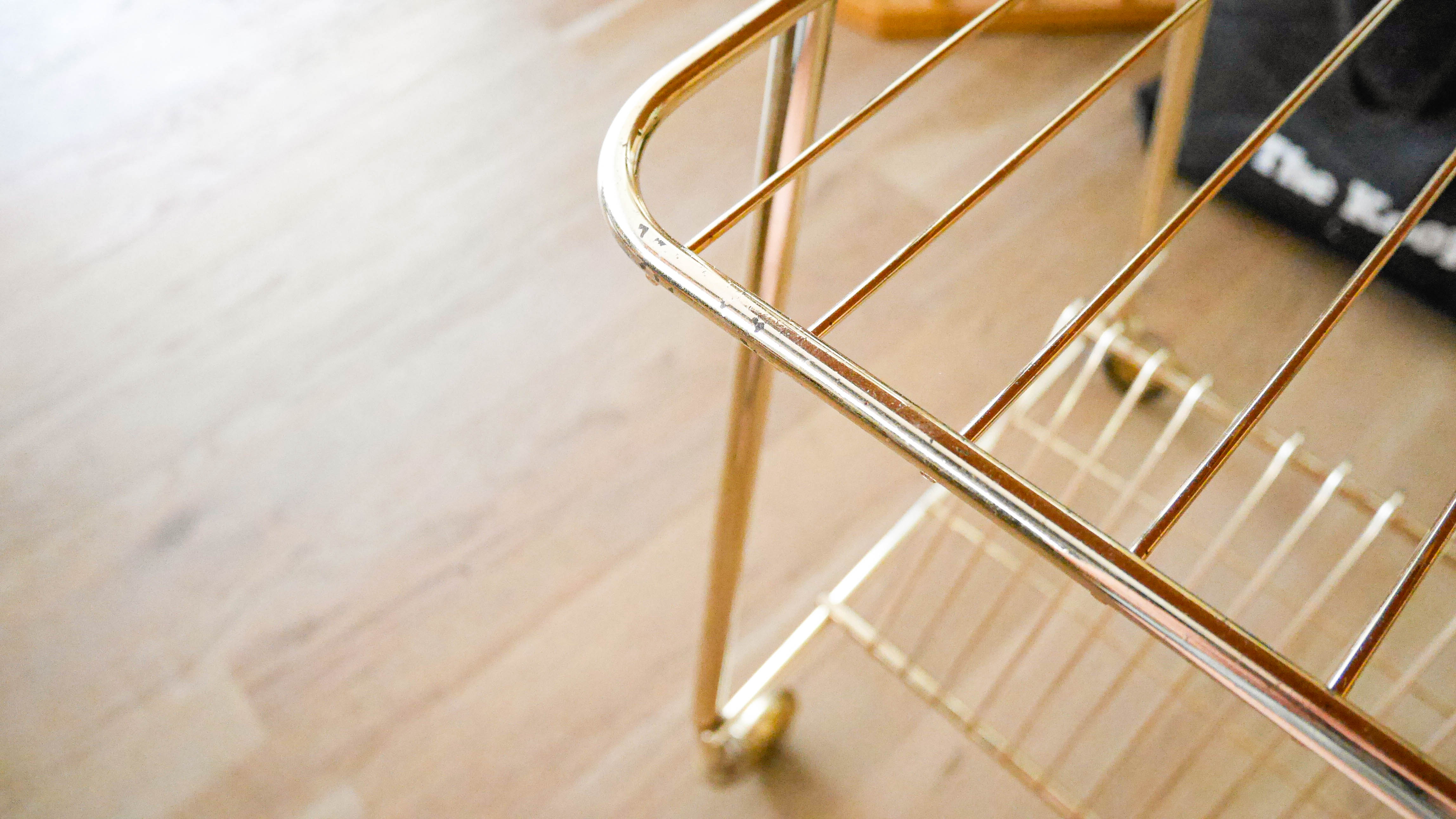 Vinyl service in gilded metal, with wooden top