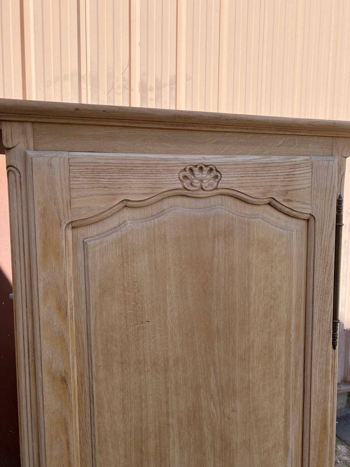 Armoire d'internat Louis XV rénovée en chêne brut bonnetière Riskoff