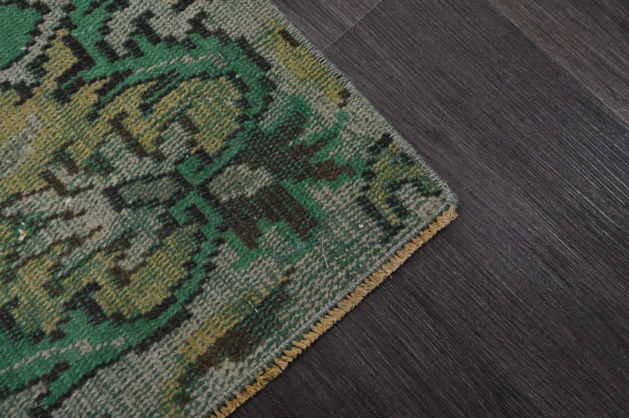 Vintage green and olive Turkish rug with a medallion, hand-knotted, 160 x 262 cm.