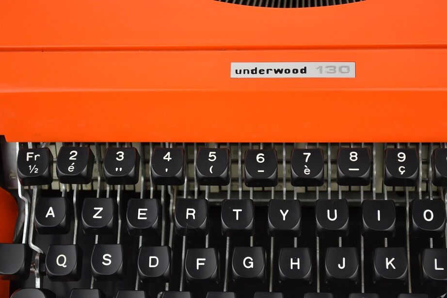Machine à écrire orange Underwood 130 - vintage 70
