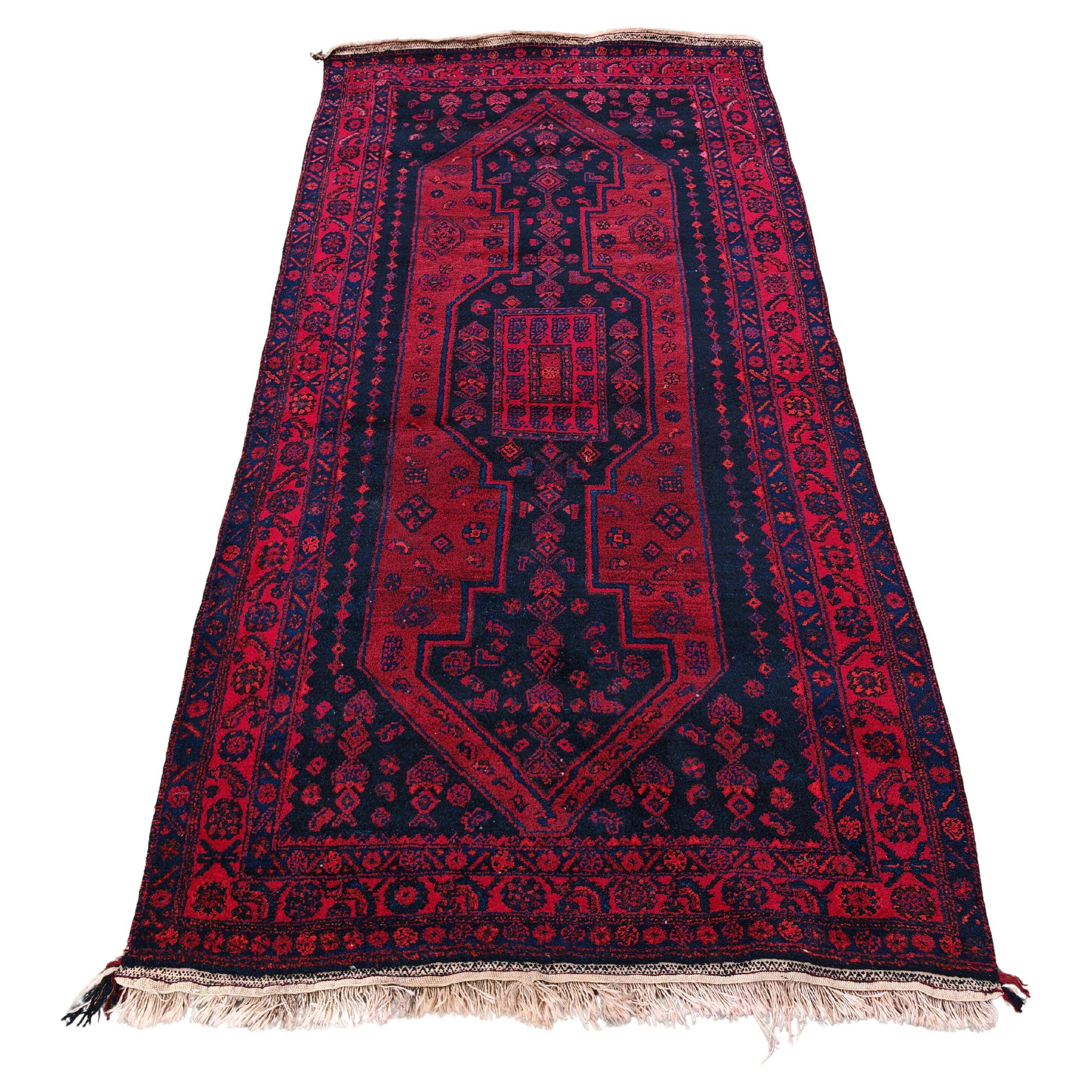 Koliay vintage hand-knotted rug, natural dyes, 1940s.