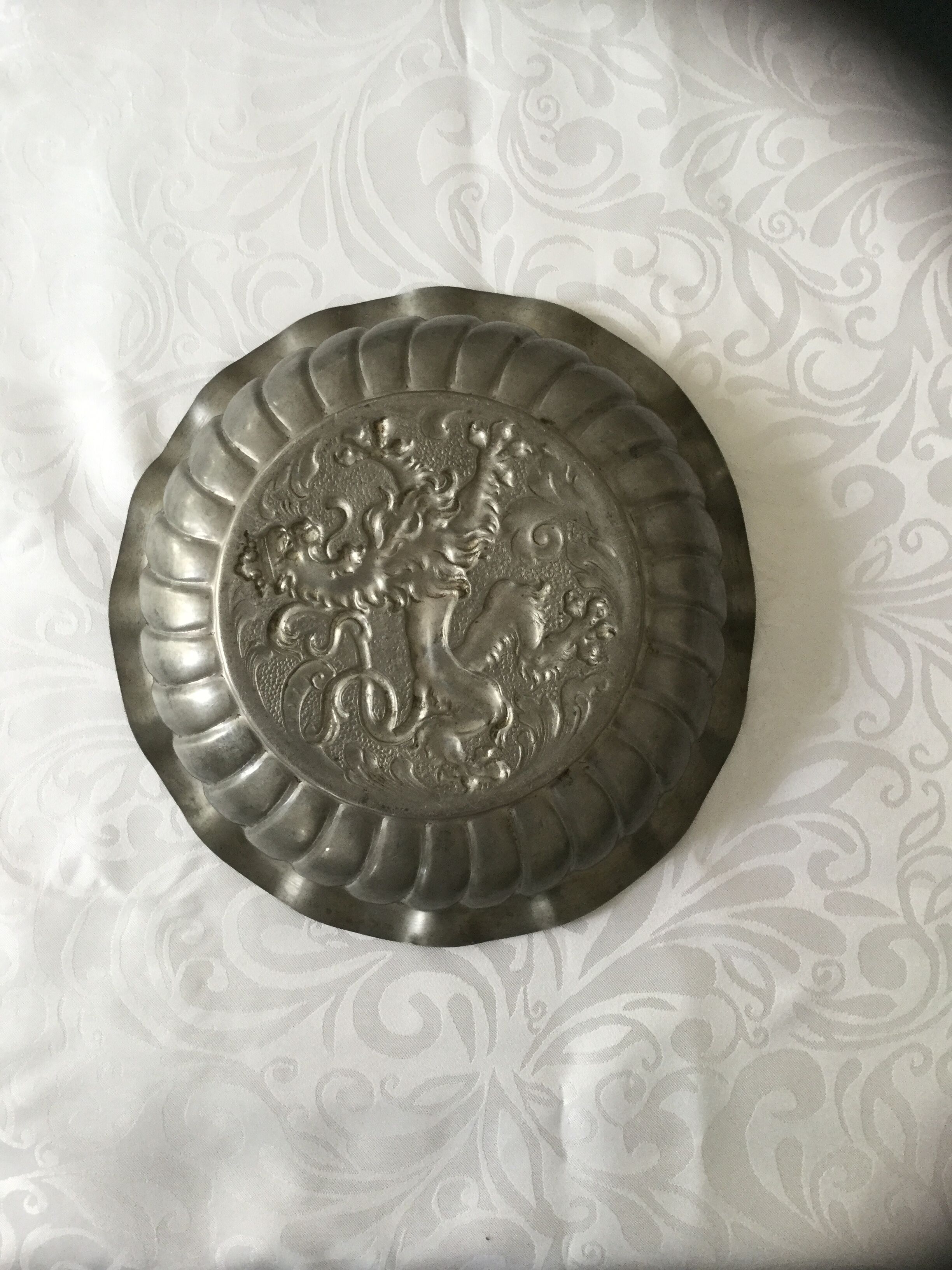 Tin crowned lion dish