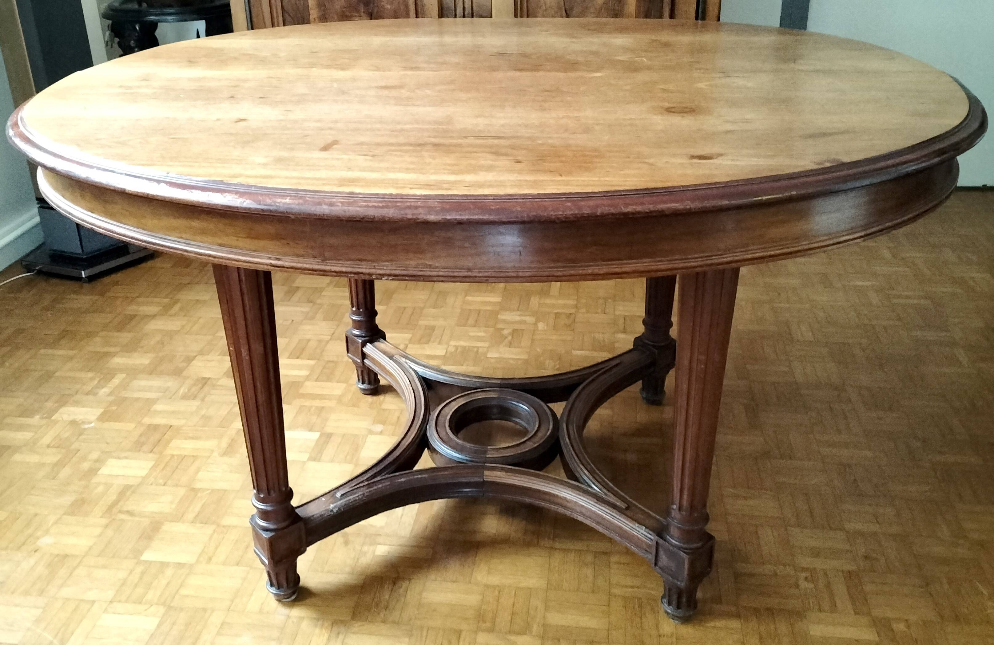 Oval centre table in solid mahogany from the Directoire, Empire period.