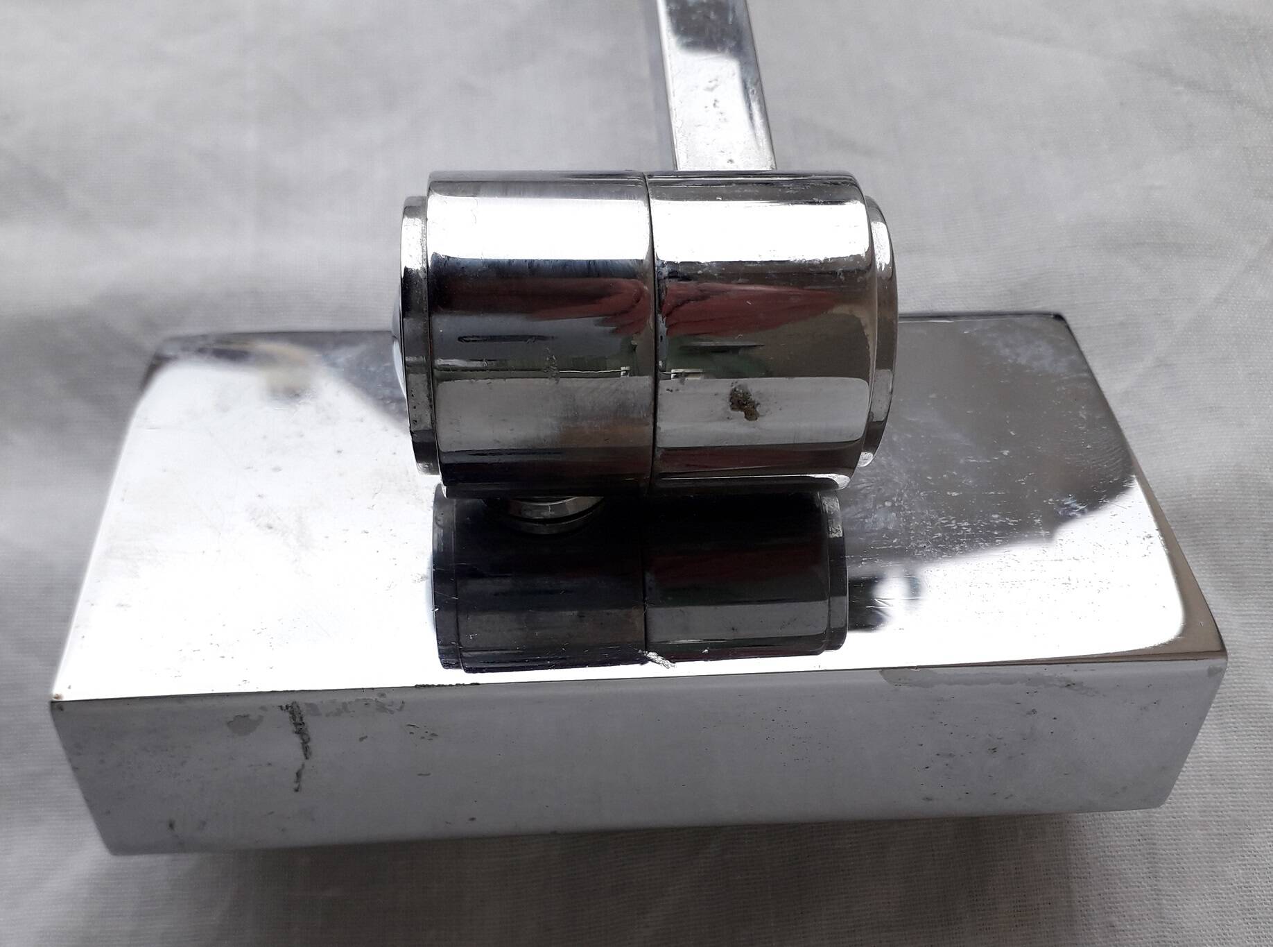 Articulated arm wall lamp