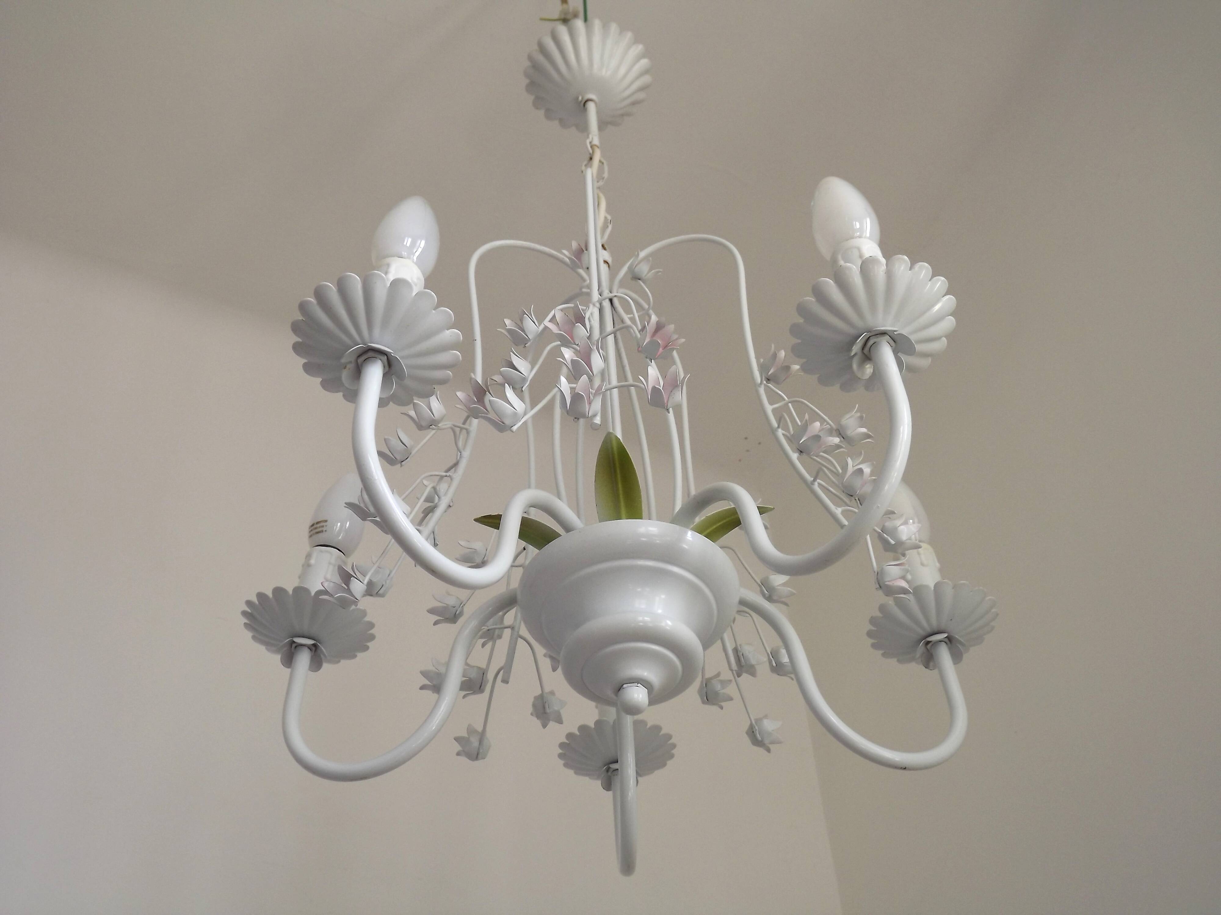 Chandelier vintage en métal blanc à 5 lumières avec des fleurs de glycine roses.