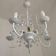 Chandelier vintage en métal blanc à 5 lumières avec des fleurs de glycine roses.