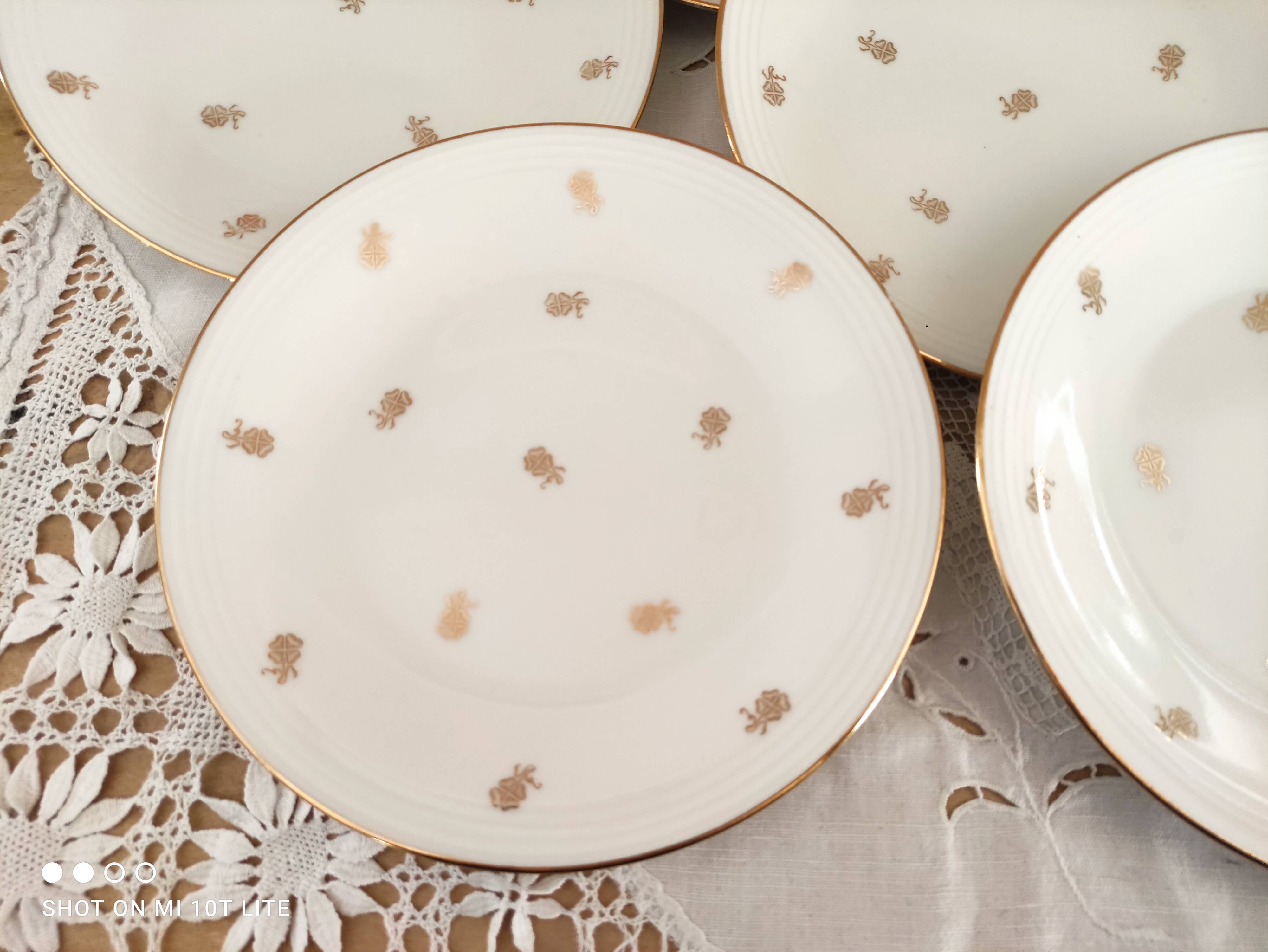 Lot de 12 assiettes à dessert en porcelaine de Limoges décor floral doré