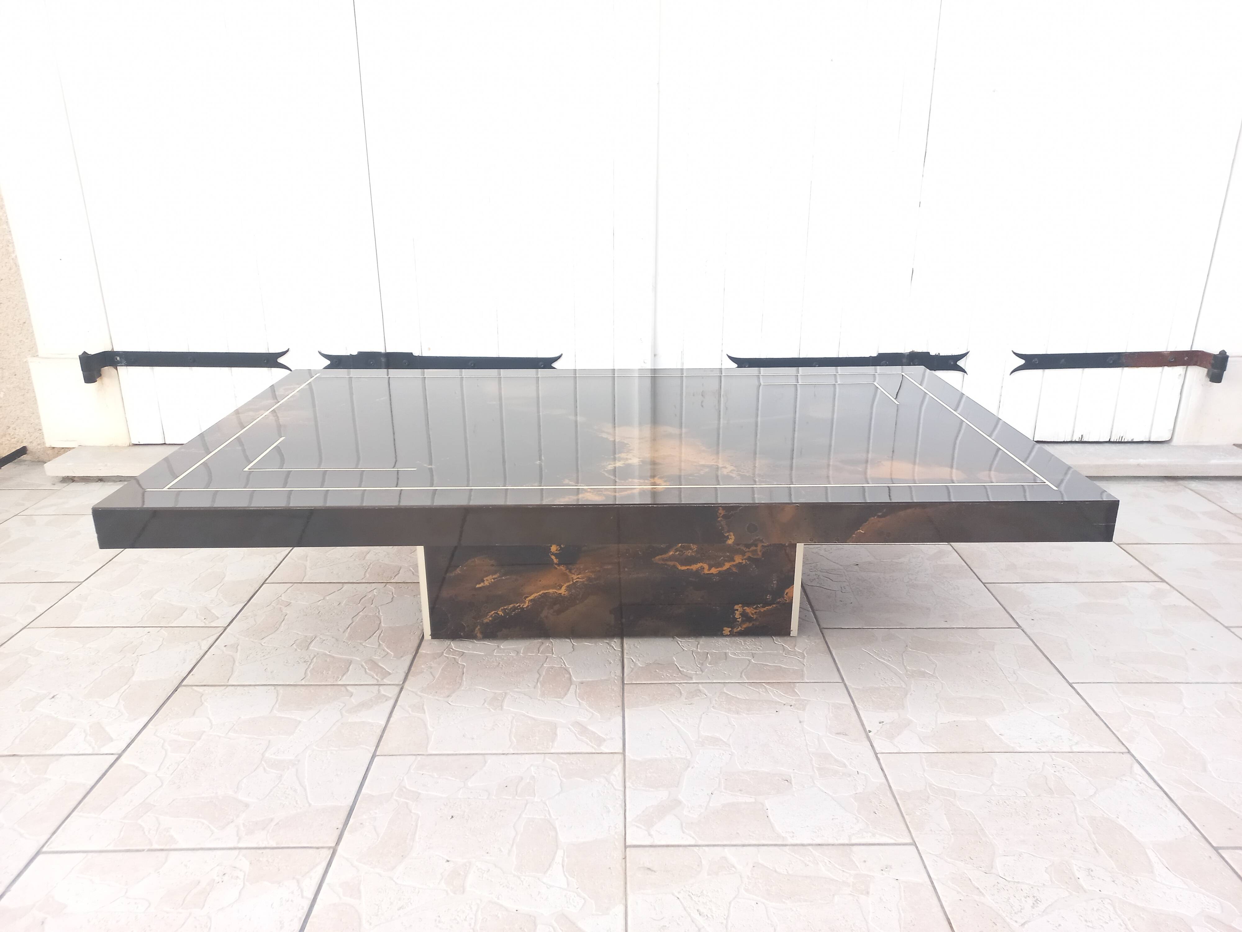 Table basse laquée à décor solaire
