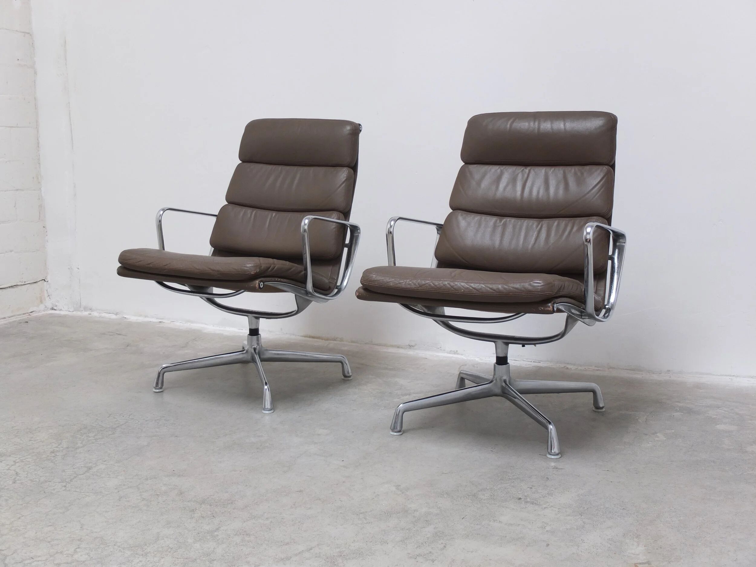 Early pair of Eames 'EA216' swivel lounge chairs by Herman Miller, 1960s