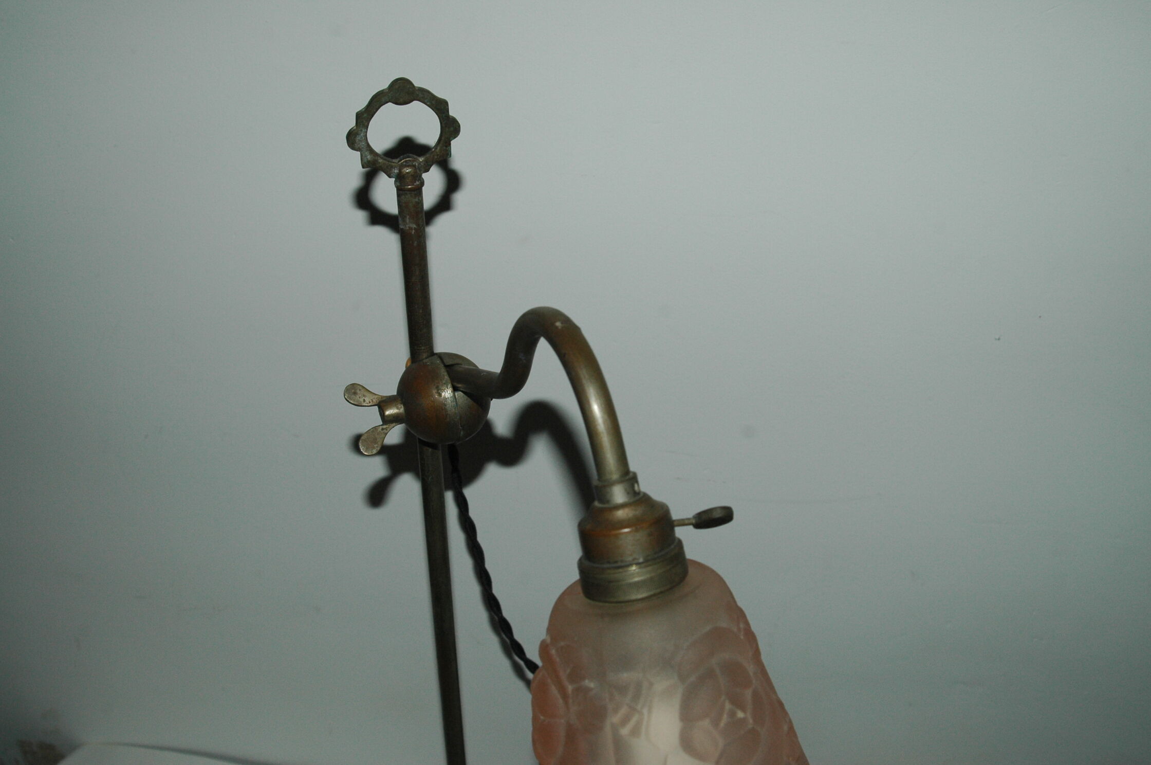 Art-deco lamp articulated brass glass paste