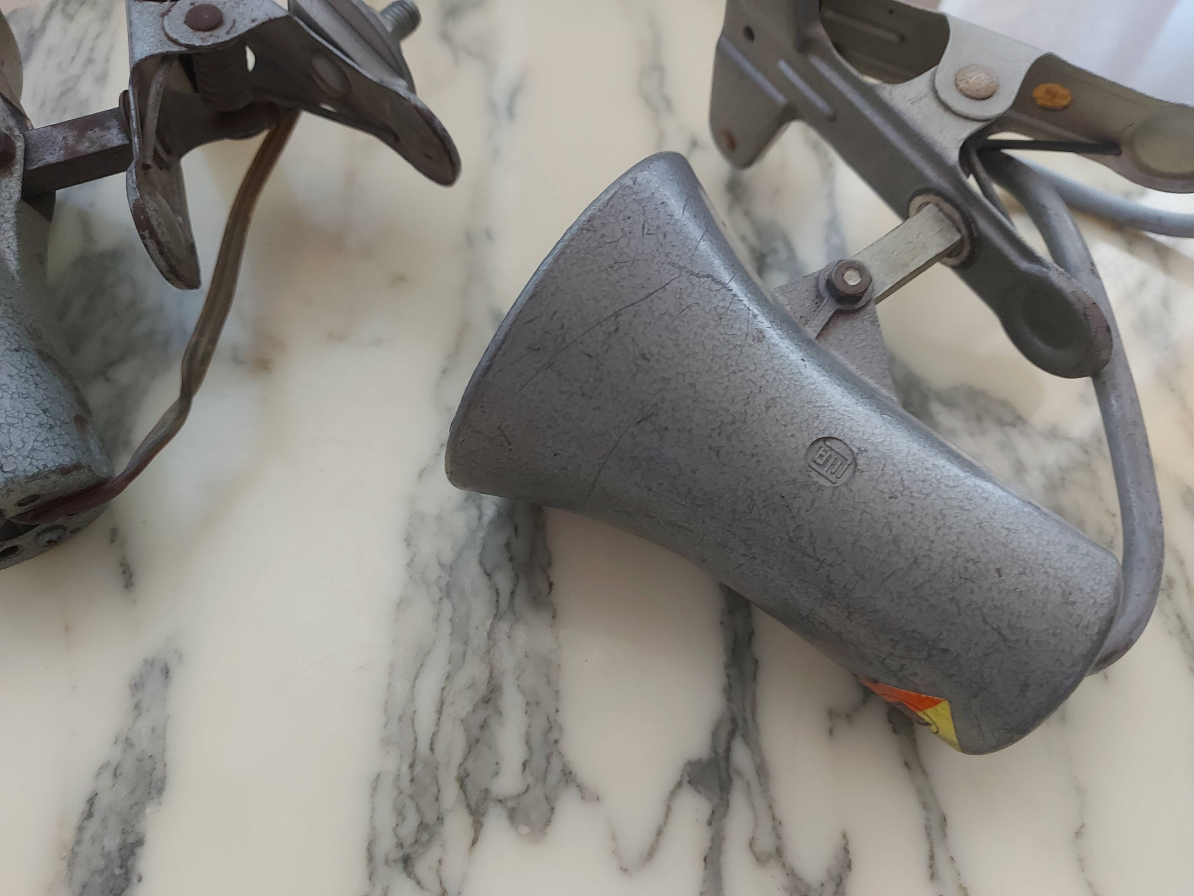 Two vintage spots with pliers Lita