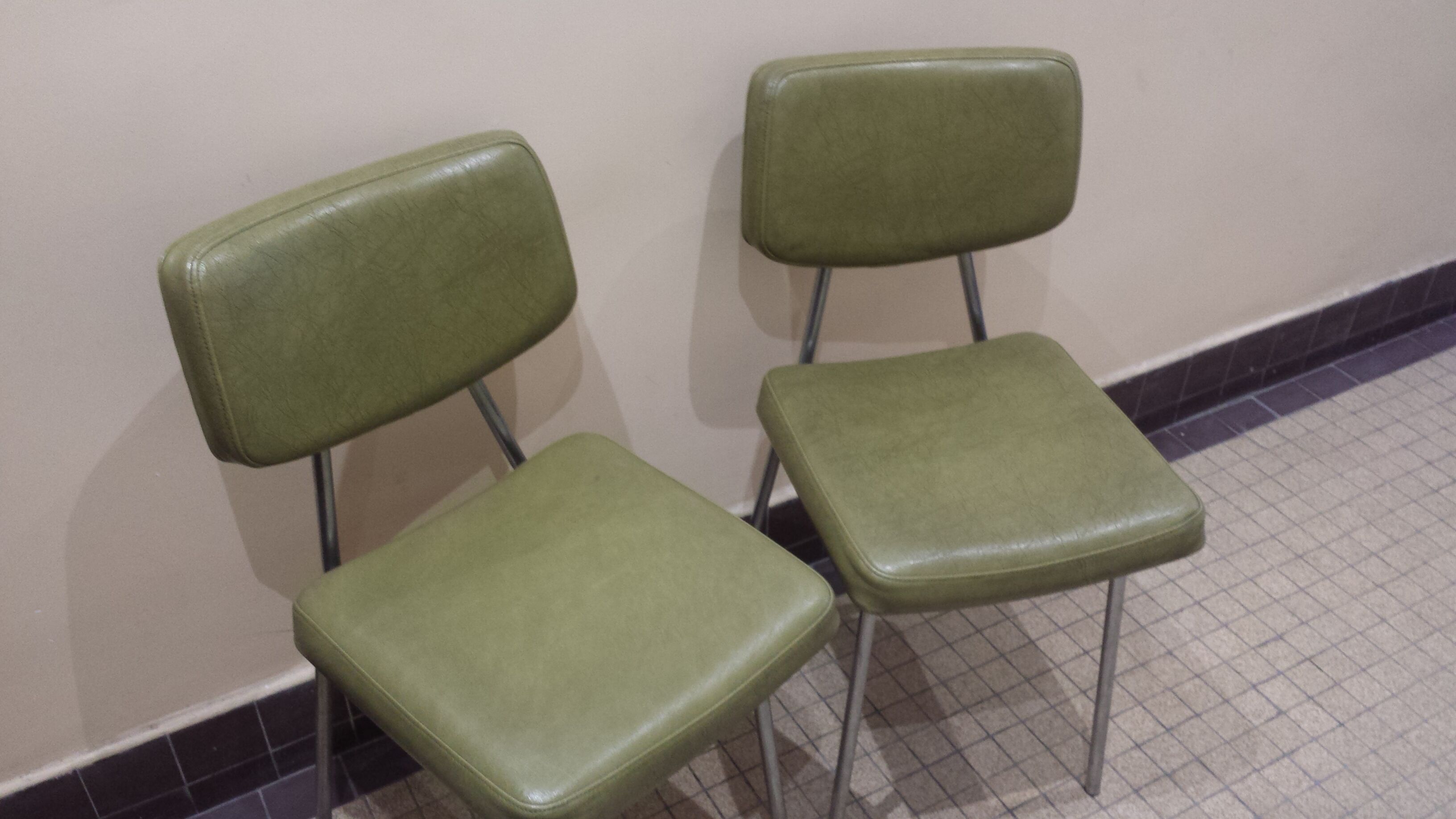 Set of 2 chairs in leatherette