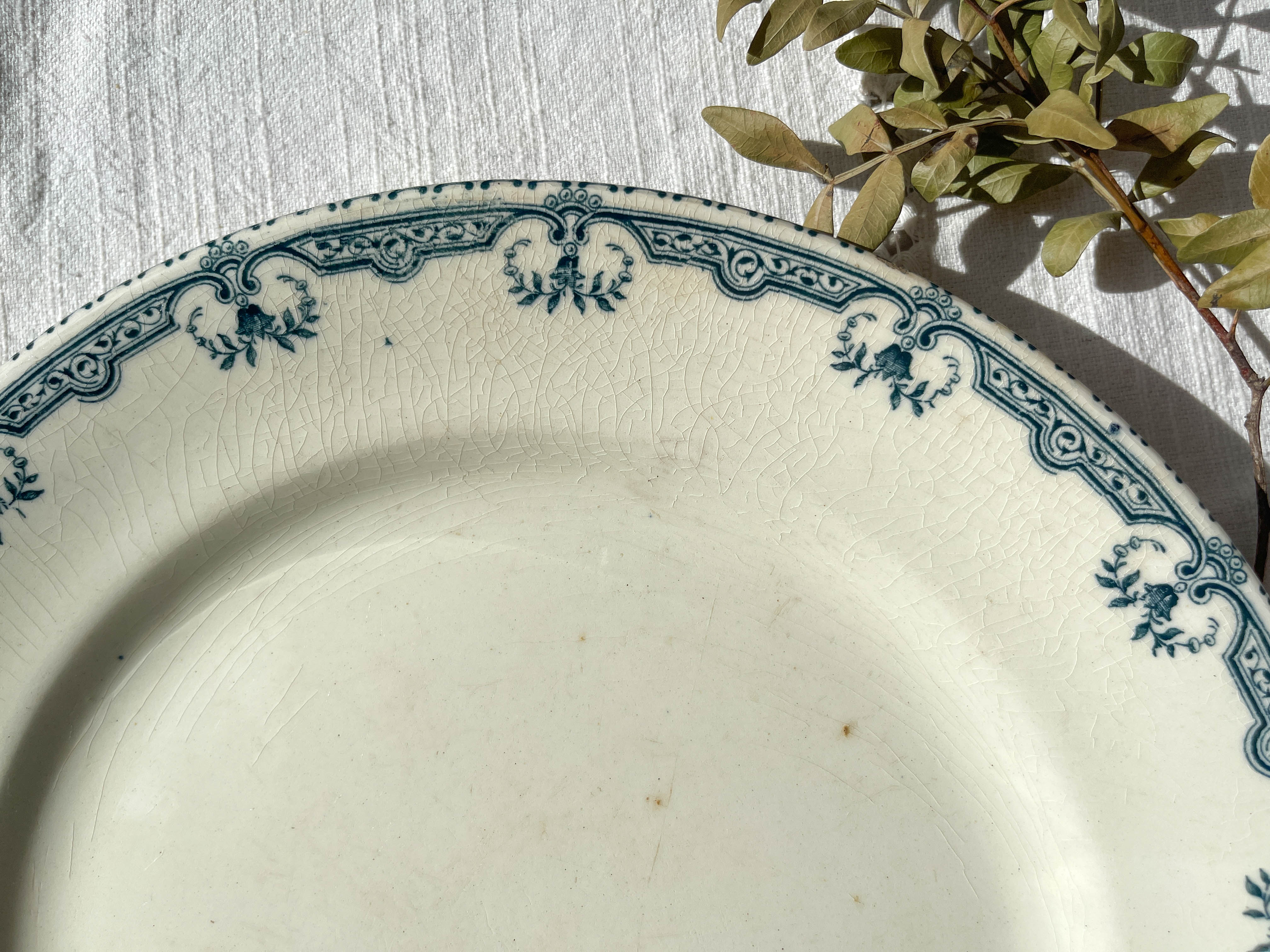 Round plate terre de fer salins model parmentier made in france