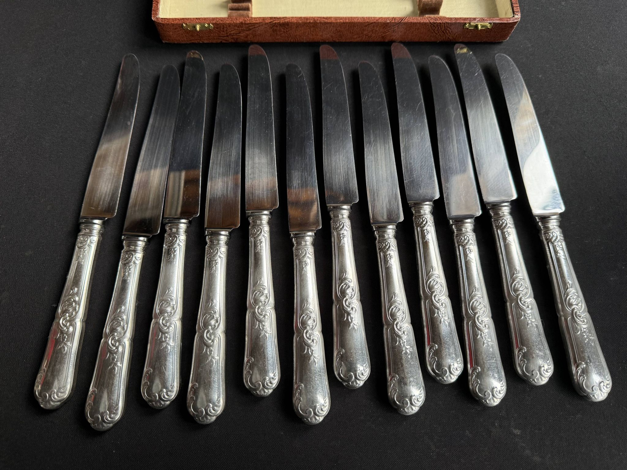 Coffret 12 couteaux de table – Métal argenté – Orbrille