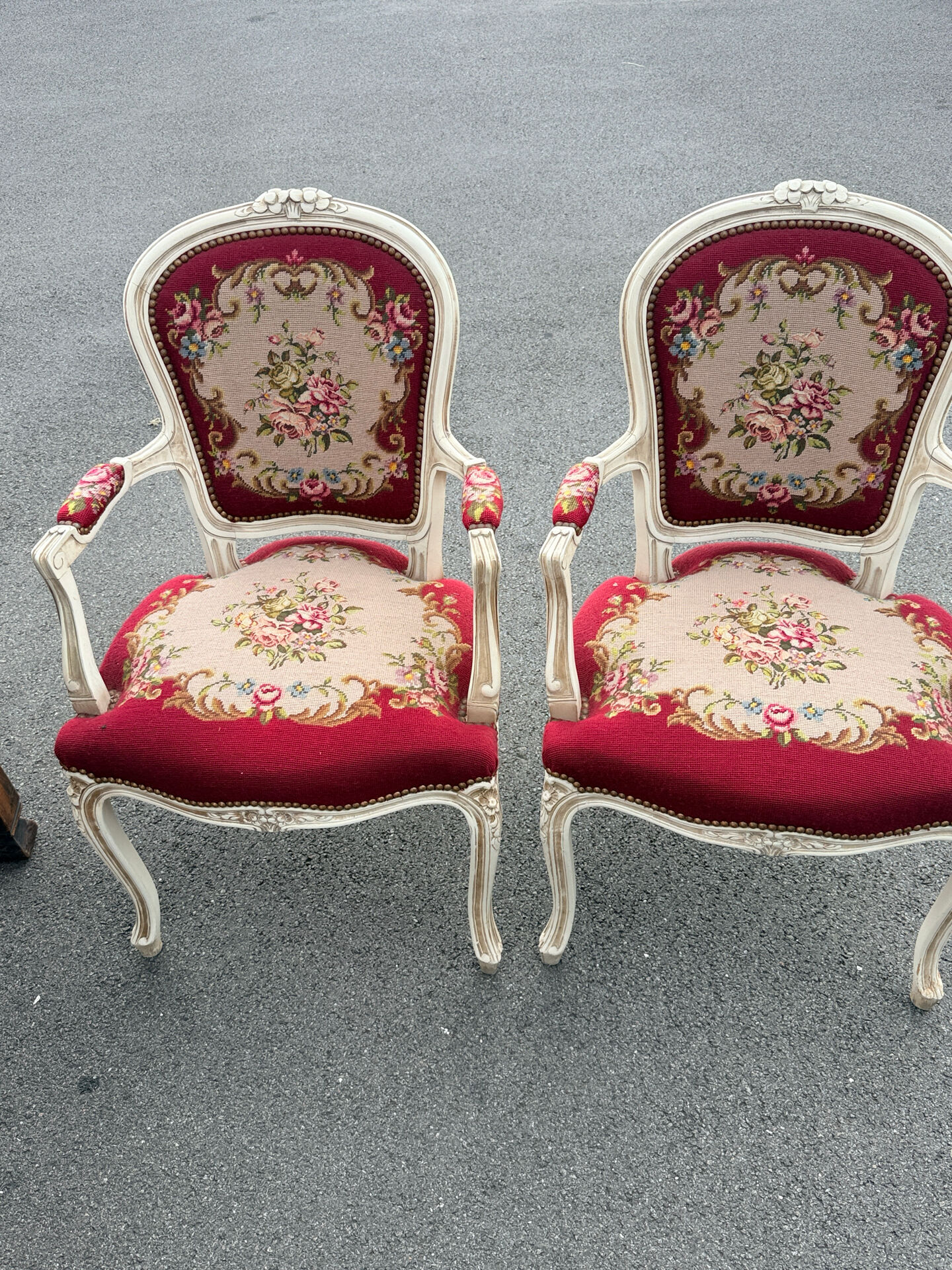 Pair of Louis XV style armchairs - Carved wood and floral upholstery